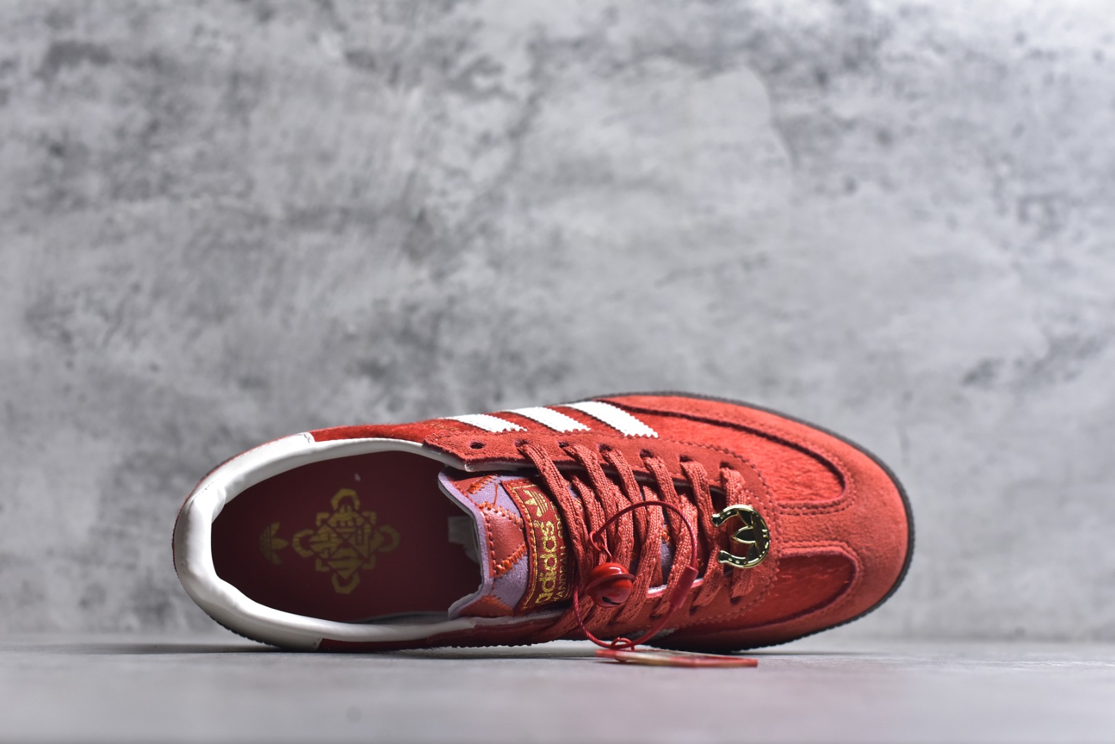 图片[4]-#AD Originals Handball SPZL 手球运动员系列百搭休闲运动板鞋 KJ6299 这款来自阿迪达斯的这款HANDBALL SPZL前身是一双手球运动鞋，这一次拿来复刻，所以鞋面的主要色彩选用了黑色， 鞋面外侧除了Spezial字母之外还有三叶草标志。Handball SPZL作为复古手球训练鞋与作为室内足球鞋的Samba有着异曲同工之处，但是质感更为出众的鞋身以及丰富的配色选择比起Samba来讲可以说是更胜一筹了！尺码：36 36⅔ 37⅓ 38 38⅔ 39⅓ 40 40⅔ 41⅓ 42 42⅔ 43⅓ 44 45-选品中心