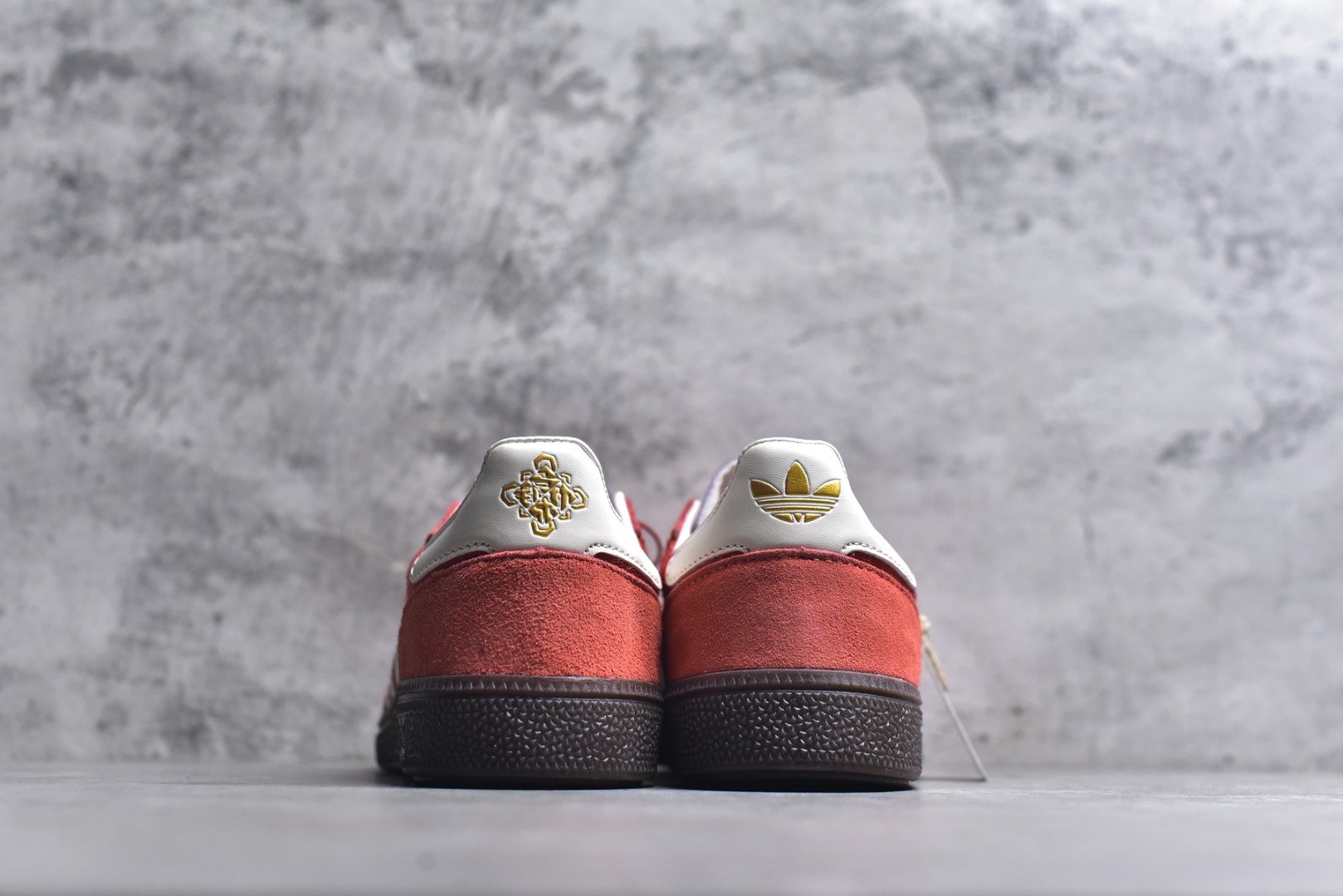 图片[5]-#AD Originals Handball SPZL 手球运动员系列百搭休闲运动板鞋 KJ6299 这款来自阿迪达斯的这款HANDBALL SPZL前身是一双手球运动鞋，这一次拿来复刻，所以鞋面的主要色彩选用了黑色， 鞋面外侧除了Spezial字母之外还有三叶草标志。Handball SPZL作为复古手球训练鞋与作为室内足球鞋的Samba有着异曲同工之处，但是质感更为出众的鞋身以及丰富的配色选择比起Samba来讲可以说是更胜一筹了！尺码：36 36⅔ 37⅓ 38 38⅔ 39⅓ 40 40⅔ 41⅓ 42 42⅔ 43⅓ 44 45-选品中心