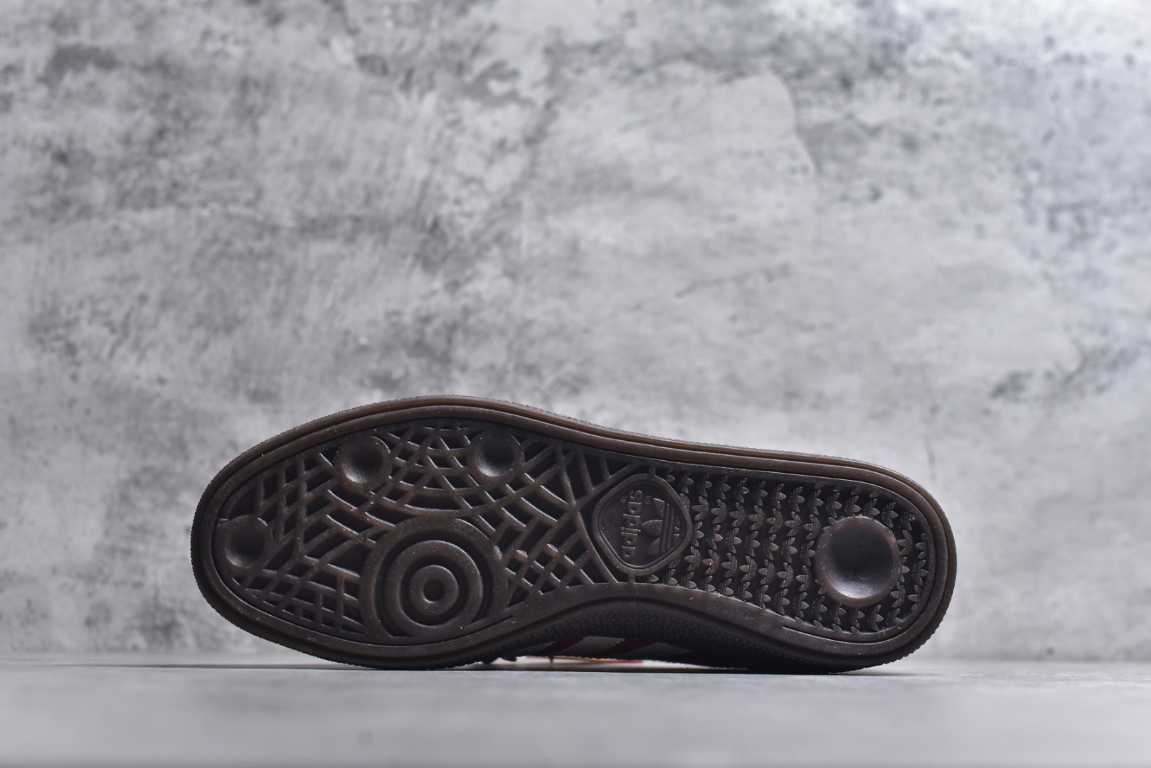 图片[6]-#AD Originals Handball SPZL 手球运动员系列百搭休闲运动板鞋 KJ6299 这款来自阿迪达斯的这款HANDBALL SPZL前身是一双手球运动鞋，这一次拿来复刻，所以鞋面的主要色彩选用了黑色， 鞋面外侧除了Spezial字母之外还有三叶草标志。Handball SPZL作为复古手球训练鞋与作为室内足球鞋的Samba有着异曲同工之处，但是质感更为出众的鞋身以及丰富的配色选择比起Samba来讲可以说是更胜一筹了！尺码：36 36⅔ 37⅓ 38 38⅔ 39⅓ 40 40⅔ 41⅓ 42 42⅔ 43⅓ 44 45-选品中心