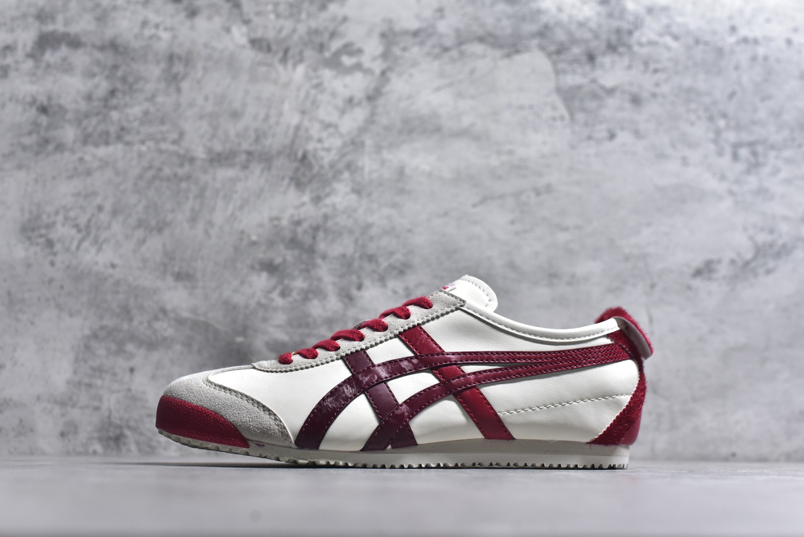 #Onitsuka Tiger鬼塚虎 MEXICO 66 马年限定 CNY新年款 舒适时尚百搭经典 支撑 低帮生活休闲鞋 鞋舌处印有鬼塚虎特有的品牌logo标志 从视觉上感受品牌的个性 提升品牌的认知度 货号：1183C600-100 尺码：36 37 37.5 38 39 39.5 40.5 41.5 42 42.5 43.5 44 45-选品中心