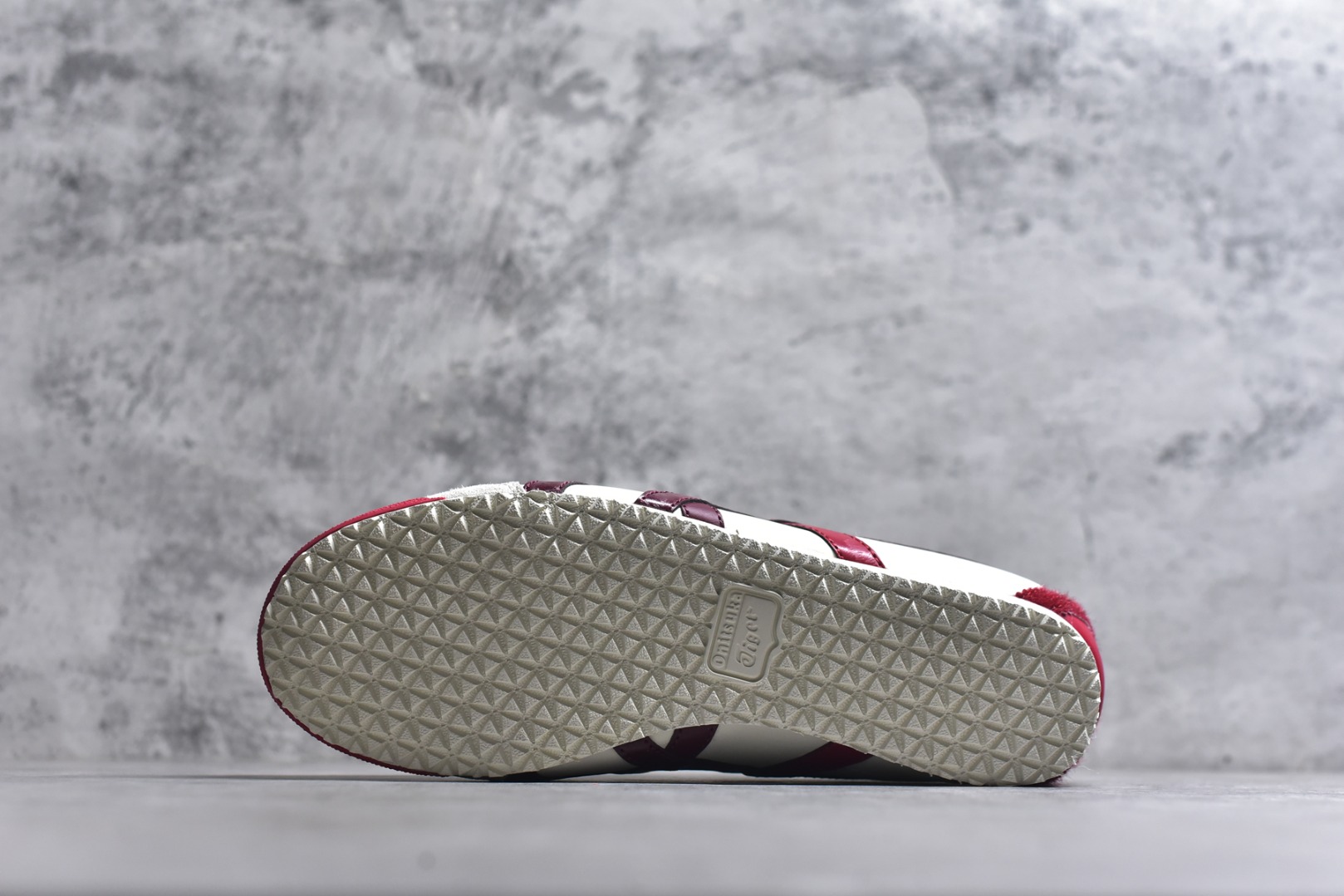 图片[6]-#Onitsuka Tiger鬼塚虎 MEXICO 66 马年限定 CNY新年款 舒适时尚百搭经典 支撑 低帮生活休闲鞋 鞋舌处印有鬼塚虎特有的品牌logo标志 从视觉上感受品牌的个性 提升品牌的认知度 货号：1183C600-100 尺码：36 37 37.5 38 39 39.5 40.5 41.5 42 42.5 43.5 44 45-选品中心