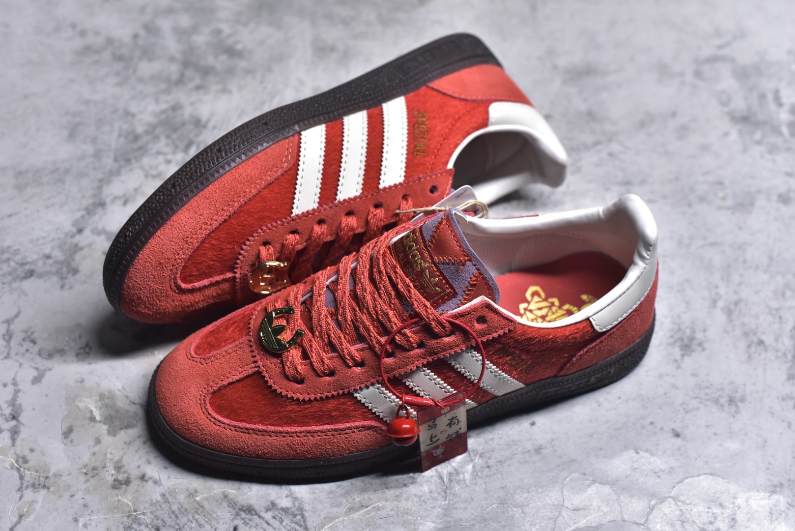 图片[7]-#AD Originals Handball SPZL 手球运动员系列百搭休闲运动板鞋 KJ6299 这款来自阿迪达斯的这款HANDBALL SPZL前身是一双手球运动鞋，这一次拿来复刻，所以鞋面的主要色彩选用了黑色， 鞋面外侧除了Spezial字母之外还有三叶草标志。Handball SPZL作为复古手球训练鞋与作为室内足球鞋的Samba有着异曲同工之处，但是质感更为出众的鞋身以及丰富的配色选择比起Samba来讲可以说是更胜一筹了！尺码：36 36⅔ 37⅓ 38 38⅔ 39⅓ 40 40⅔ 41⅓ 42 42⅔ 43⅓ 44 45-选品中心