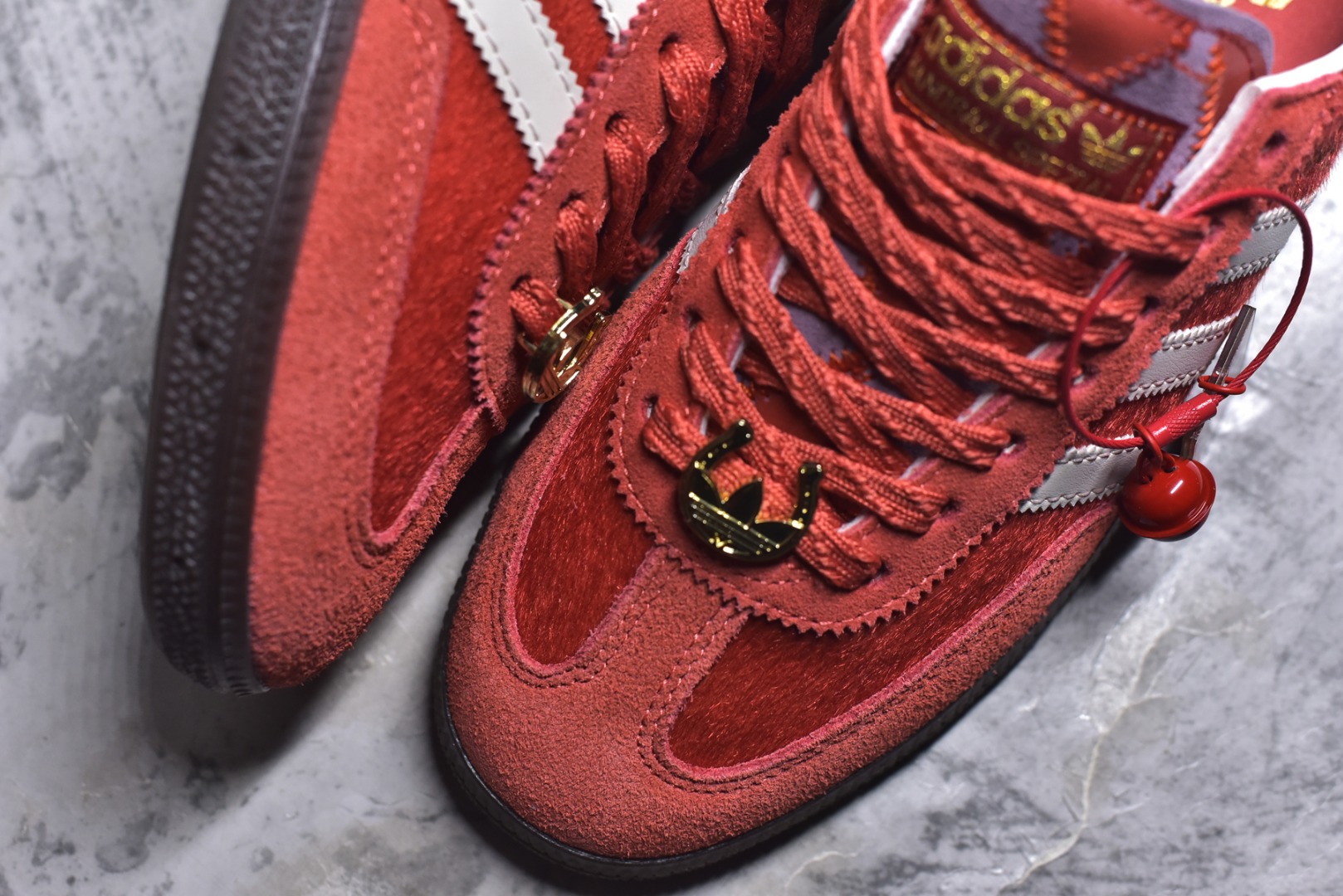 图片[8]-#AD Originals Handball SPZL 手球运动员系列百搭休闲运动板鞋 KJ6299 这款来自阿迪达斯的这款HANDBALL SPZL前身是一双手球运动鞋，这一次拿来复刻，所以鞋面的主要色彩选用了黑色， 鞋面外侧除了Spezial字母之外还有三叶草标志。Handball SPZL作为复古手球训练鞋与作为室内足球鞋的Samba有着异曲同工之处，但是质感更为出众的鞋身以及丰富的配色选择比起Samba来讲可以说是更胜一筹了！尺码：36 36⅔ 37⅓ 38 38⅔ 39⅓ 40 40⅔ 41⅓ 42 42⅔ 43⅓ 44 45-选品中心