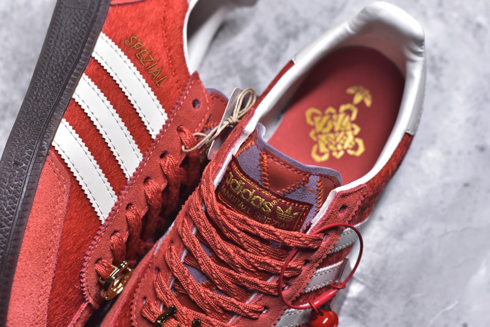 图片[9]-#AD Originals Handball SPZL 手球运动员系列百搭休闲运动板鞋 KJ6299 这款来自阿迪达斯的这款HANDBALL SPZL前身是一双手球运动鞋，这一次拿来复刻，所以鞋面的主要色彩选用了黑色， 鞋面外侧除了Spezial字母之外还有三叶草标志。Handball SPZL作为复古手球训练鞋与作为室内足球鞋的Samba有着异曲同工之处，但是质感更为出众的鞋身以及丰富的配色选择比起Samba来讲可以说是更胜一筹了！尺码：36 36⅔ 37⅓ 38 38⅔ 39⅓ 40 40⅔ 41⅓ 42 42⅔ 43⅓ 44 45-选品中心