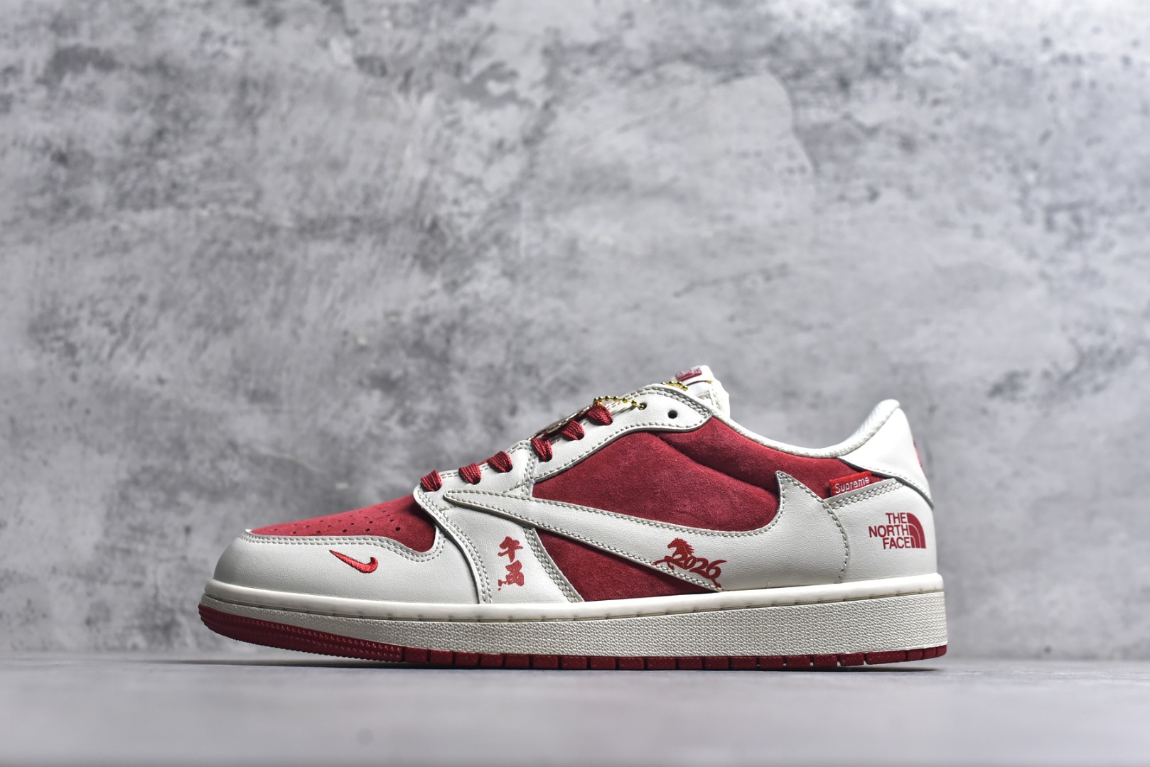 #联名王炸！AIR JORDAN 1马年联名款太顶了！红白麂皮质感拉满，Supreme+北面双标加持，马年专属挂饰+2026烫金细节年味爆棚。AJ1经典低帮版型不挑脚型，气垫中底脚感超赞，潮圈稀缺款错过再无！ 货号：DM7866-123 尺码：36 36.5 37.5 38 38.5 39 40 40.5 41 42 42.5 43 44 44.5 45-选品中心