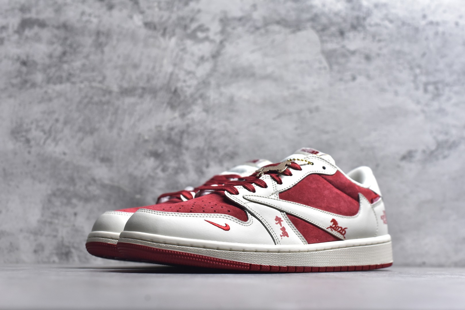 图片[2]-#联名王炸！AIR JORDAN 1马年联名款太顶了！红白麂皮质感拉满，Supreme+北面双标加持，马年专属挂饰+2026烫金细节年味爆棚。AJ1经典低帮版型不挑脚型，气垫中底脚感超赞，潮圈稀缺款错过再无！ 货号：DM7866-123 尺码：36 36.5 37.5 38 38.5 39 40 40.5 41 42 42.5 43 44 44.5 45-选品中心