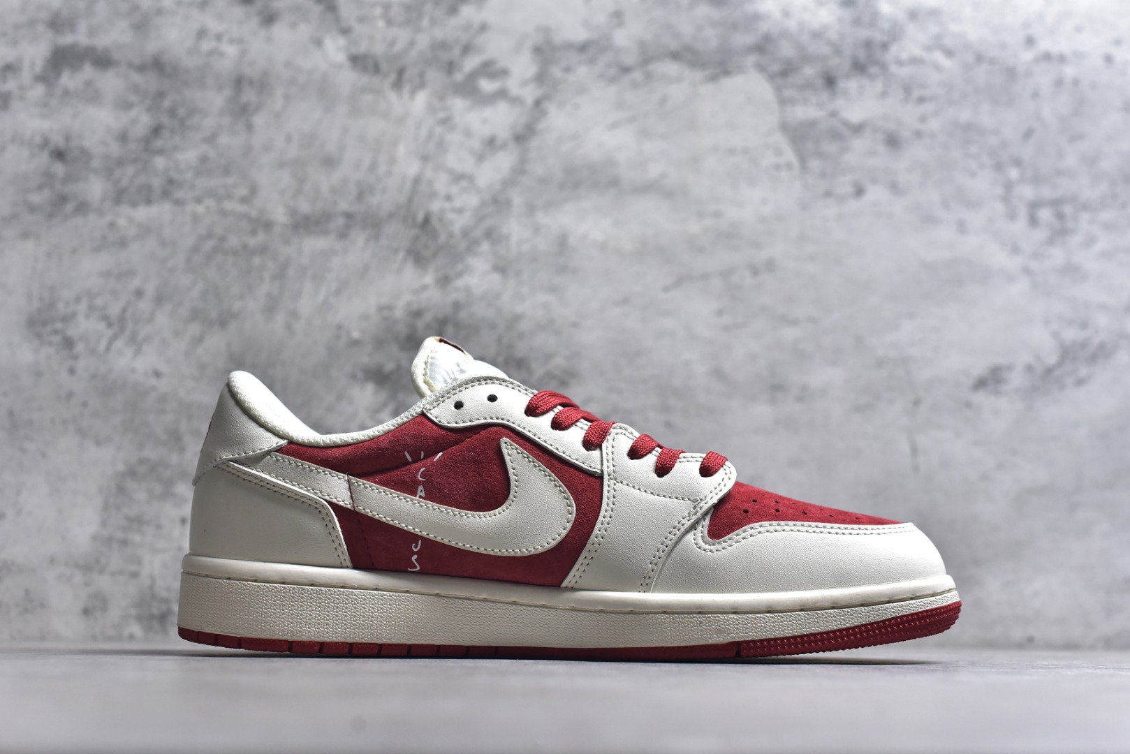 图片[3]-#联名王炸！AIR JORDAN 1马年联名款太顶了！红白麂皮质感拉满，Supreme+北面双标加持，马年专属挂饰+2026烫金细节年味爆棚。AJ1经典低帮版型不挑脚型，气垫中底脚感超赞，潮圈稀缺款错过再无！ 货号：DM7866-123 尺码：36 36.5 37.5 38 38.5 39 40 40.5 41 42 42.5 43 44 44.5 45-选品中心