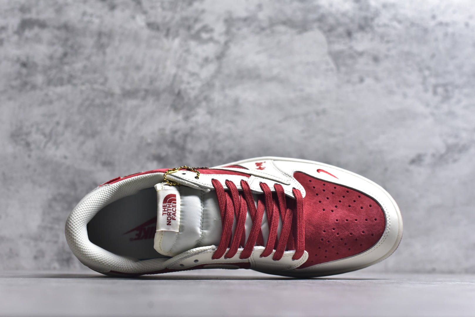 图片[4]-#联名王炸！AIR JORDAN 1马年联名款太顶了！红白麂皮质感拉满，Supreme+北面双标加持，马年专属挂饰+2026烫金细节年味爆棚。AJ1经典低帮版型不挑脚型，气垫中底脚感超赞，潮圈稀缺款错过再无！ 货号：DM7866-123 尺码：36 36.5 37.5 38 38.5 39 40 40.5 41 42 42.5 43 44 44.5 45-选品中心