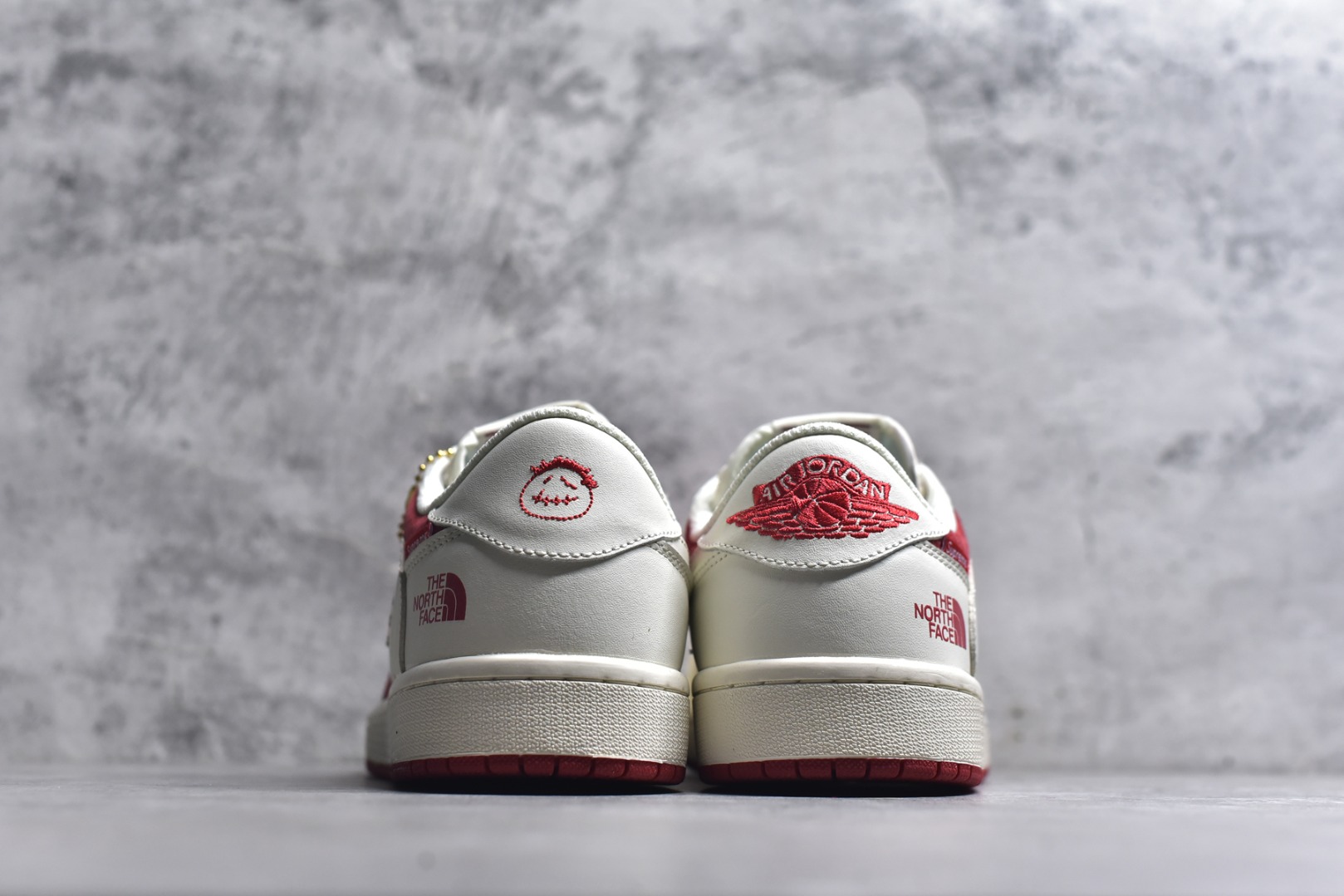 图片[5]-#联名王炸！AIR JORDAN 1马年联名款太顶了！红白麂皮质感拉满，Supreme+北面双标加持，马年专属挂饰+2026烫金细节年味爆棚。AJ1经典低帮版型不挑脚型，气垫中底脚感超赞，潮圈稀缺款错过再无！ 货号：DM7866-123 尺码：36 36.5 37.5 38 38.5 39 40 40.5 41 42 42.5 43 44 44.5 45-选品中心