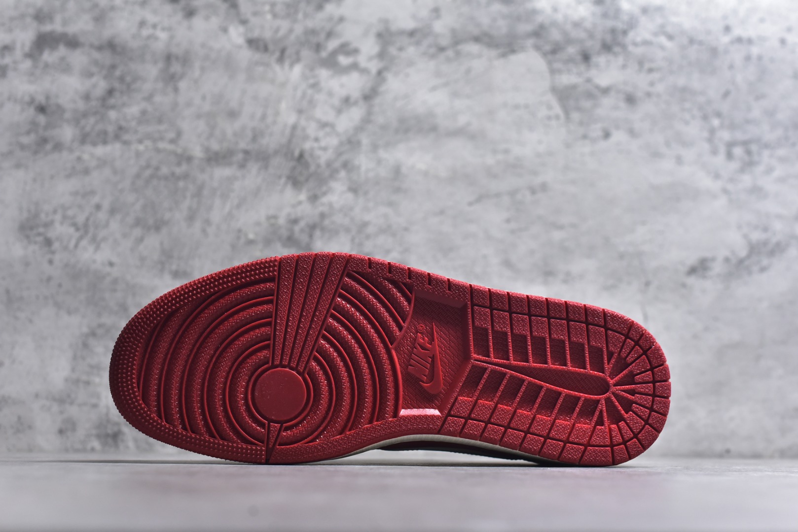 图片[6]-#联名王炸！AIR JORDAN 1马年联名款太顶了！红白麂皮质感拉满，Supreme+北面双标加持，马年专属挂饰+2026烫金细节年味爆棚。AJ1经典低帮版型不挑脚型，气垫中底脚感超赞，潮圈稀缺款错过再无！ 货号：DM7866-123 尺码：36 36.5 37.5 38 38.5 39 40 40.5 41 42 42.5 43 44 44.5 45-选品中心