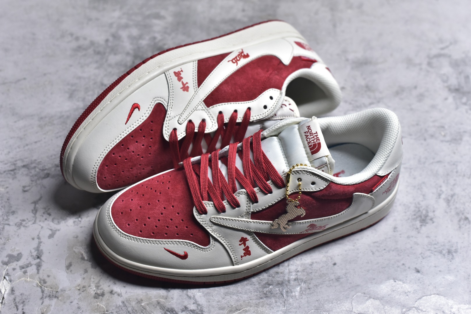 图片[7]-#联名王炸！AIR JORDAN 1马年联名款太顶了！红白麂皮质感拉满，Supreme+北面双标加持，马年专属挂饰+2026烫金细节年味爆棚。AJ1经典低帮版型不挑脚型，气垫中底脚感超赞，潮圈稀缺款错过再无！ 货号：DM7866-123 尺码：36 36.5 37.5 38 38.5 39 40 40.5 41 42 42.5 43 44 44.5 45-选品中心