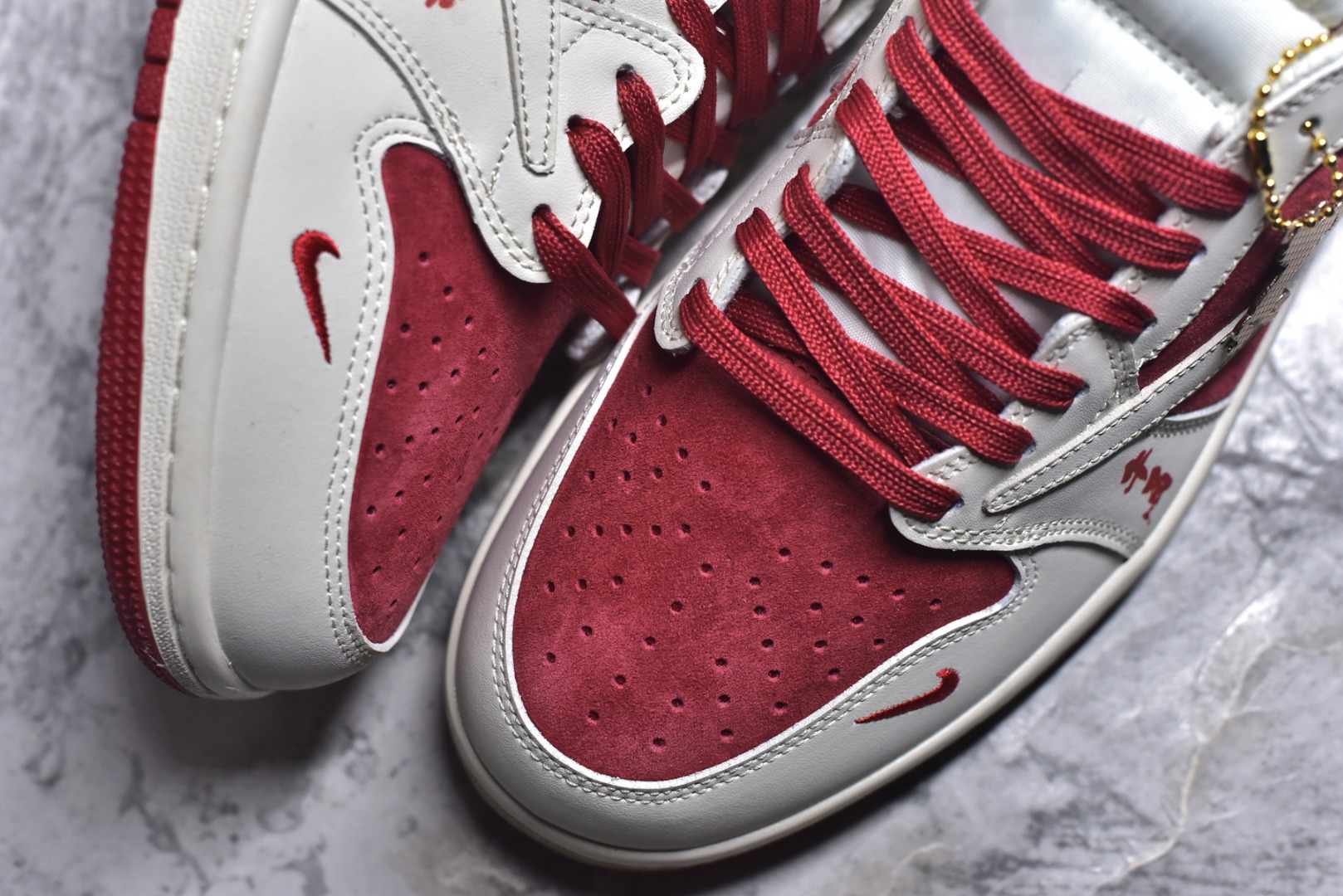 图片[8]-#联名王炸！AIR JORDAN 1马年联名款太顶了！红白麂皮质感拉满，Supreme+北面双标加持，马年专属挂饰+2026烫金细节年味爆棚。AJ1经典低帮版型不挑脚型，气垫中底脚感超赞，潮圈稀缺款错过再无！ 货号：DM7866-123 尺码：36 36.5 37.5 38 38.5 39 40 40.5 41 42 42.5 43 44 44.5 45-选品中心