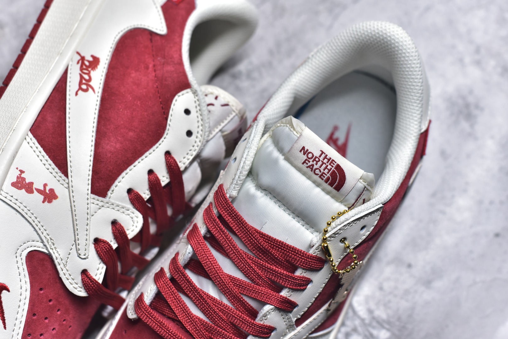 图片[9]-#联名王炸！AIR JORDAN 1马年联名款太顶了！红白麂皮质感拉满，Supreme+北面双标加持，马年专属挂饰+2026烫金细节年味爆棚。AJ1经典低帮版型不挑脚型，气垫中底脚感超赞，潮圈稀缺款错过再无！ 货号：DM7866-123 尺码：36 36.5 37.5 38 38.5 39 40 40.5 41 42 42.5 43 44 44.5 45-选品中心