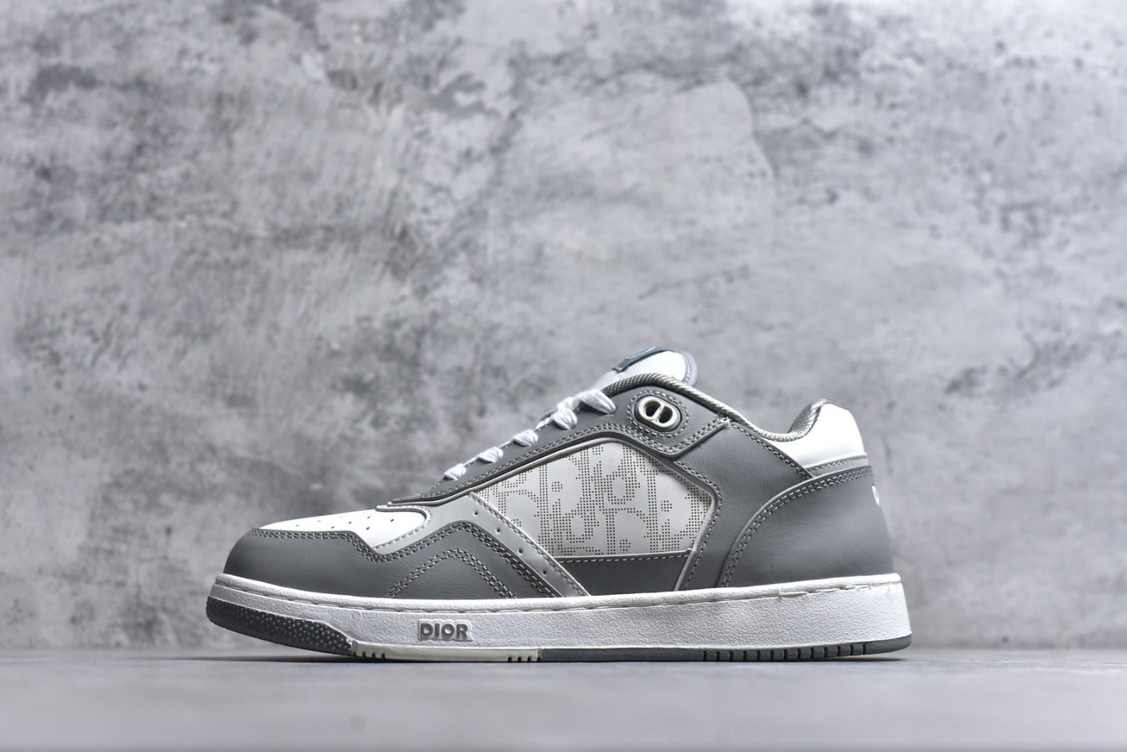 #B27系列 敢与AJ大D1or相媲美 由意大利工坊匠心打造 黄俊捷、林一等各大明星、网红博主争先上脚且全国各大专柜一鞋难求 鞋面牛皮拼接D印花LOGO 内里进口网布 TPU大底以别具一格的立体效果 展现摩登优雅格调 高街潮流搭配必备潮品 尺码：38 39 40 41 42 43 44 45 46-选品中心