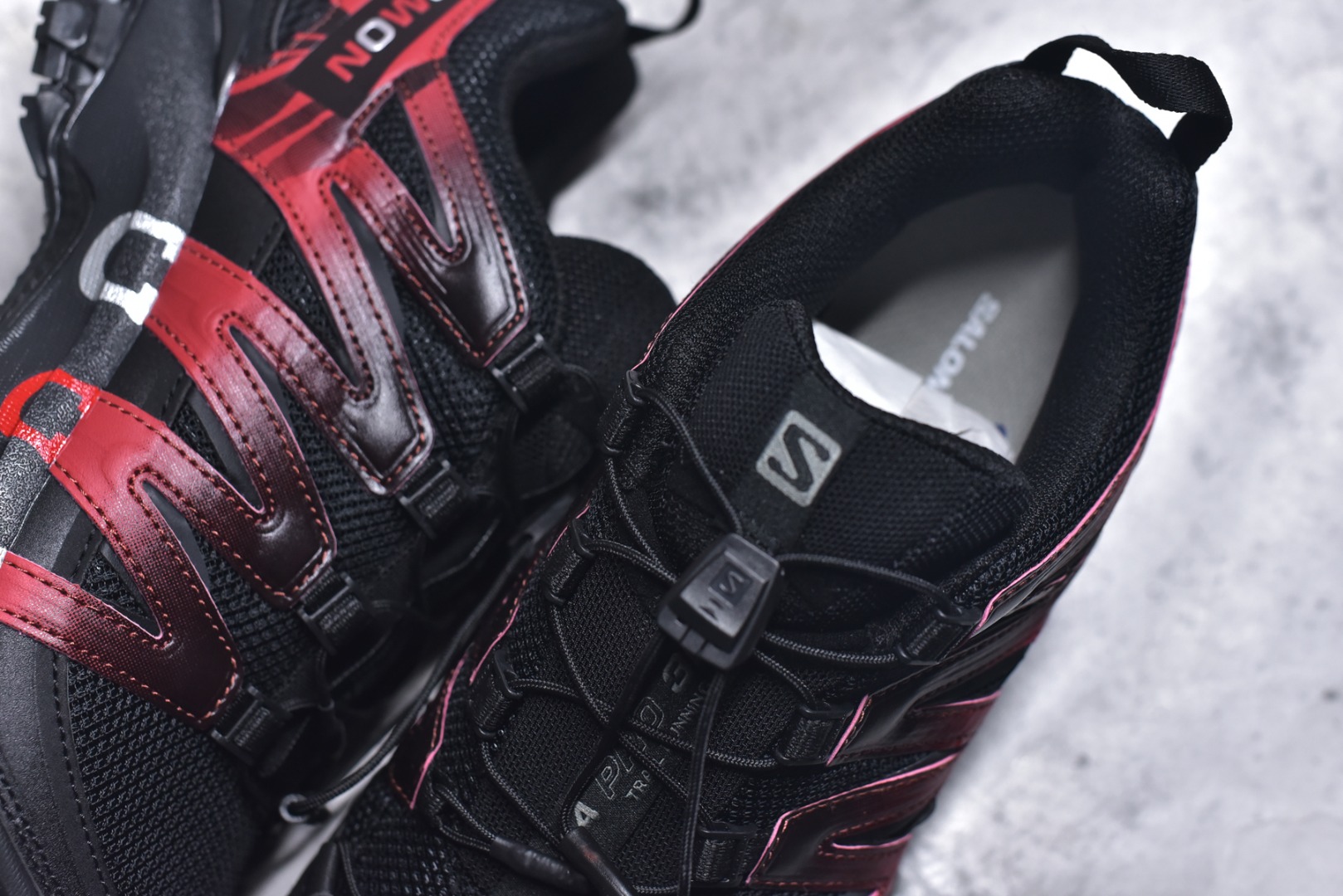 图片[9]-#SALOMON XA Pro 3D 马年限定定制款 416174 萨洛蒙潮流越野机能户外功能鞋 纯原外贸平台特供订单 耗时半年巨作 全套原纸板楦头开发 原厂特供网布配套加持 确保原汁原味 完美呈现版型 原档数据独家私模五层组合大底 男女鞋同步官方开发 原装Ortholite轻量化鞋垫 中底布带钢印编号 原厂TPU锁扣 进口港宝加持 后跟自然饱满 还原公司包裹性 鞋面采用SENSIFT贴合技术 全方位贴合包裹脚型 鞋跟部鞋底牵引设计 提供强大的抓地性能 更适应野外崎岖不平的道路 其3D ADVANCED CHASSIS底盘 材料轻量大化 钉齿设计更具稳定性 防护性 鞋底易磨损区运用CONTAGRIP高耐磨材料 应对城市硬质路面长距离跑考验 尺码：36 36.5 37.5 38 38.5 39 40 40.5 41 42 42.5 43 44 44.5 45 46-选品中心