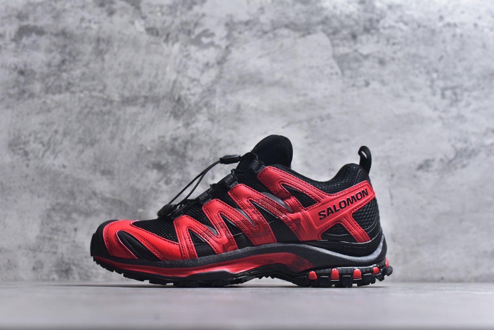 #SALOMON XA Pro 3D 马年限定定制款 416174 萨洛蒙潮流越野机能户外功能鞋 纯原外贸平台特供订单 耗时半年巨作 全套原纸板楦头开发 原厂特供网布配套加持 确保原汁原味 完美呈现版型 原档数据独家私模五层组合大底 男女鞋同步官方开发 原装Ortholite轻量化鞋垫 中底布带钢印编号 原厂TPU锁扣 进口港宝加持 后跟自然饱满 还原公司包裹性 鞋面采用SENSIFT贴合技术 全方位贴合包裹脚型 鞋跟部鞋底牵引设计 提供强大的抓地性能 更适应野外崎岖不平的道路 其3D ADVANCED CHASSIS底盘 材料轻量大化 钉齿设计更具稳定性 防护性 鞋底易磨损区运用CONTAGRIP高耐磨材料 应对城市硬质路面长距离跑考验 尺码：36 36.5 37.5 38 38.5 39 40 40.5 41 42 42.5 43 44 44.5 45 46-选品中心