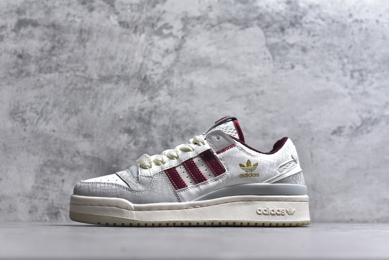 #AD Forum 84 Low 低帮百搭潮流休闲运动板鞋 JP9969 以复古篮球鞋的外形为基础 采用皮革拼接 简约百搭 更加贴合舒适 中底内侧网格造型起到点睛之笔 外底橡胶 更显复古 尺码：36 36.5 37.5 38 38.5 39 40 40.5 41 42 42.5 43 44 44.5 45-选品中心