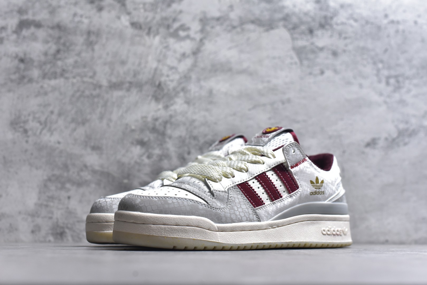 图片[2]-#AD Forum 84 Low 低帮百搭潮流休闲运动板鞋 JP9969 以复古篮球鞋的外形为基础 采用皮革拼接 简约百搭 更加贴合舒适 中底内侧网格造型起到点睛之笔 外底橡胶 更显复古 尺码：36 36.5 37.5 38 38.5 39 40 40.5 41 42 42.5 43 44 44.5 45-选品中心