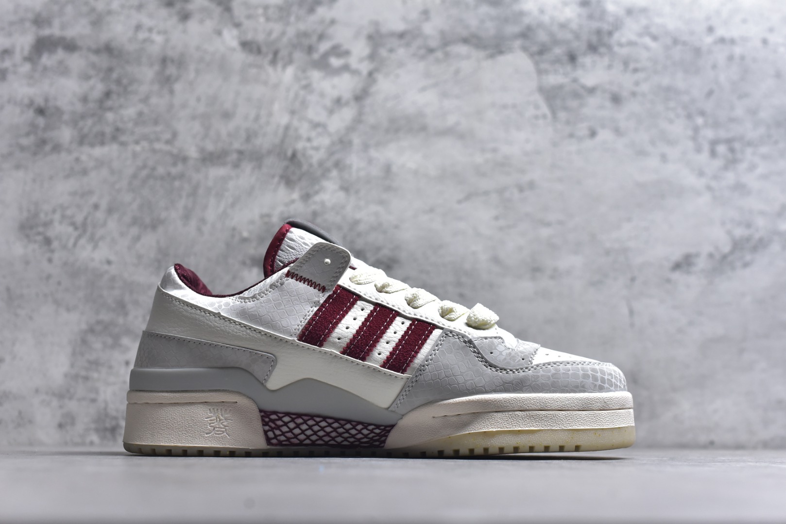 图片[3]-#AD Forum 84 Low 低帮百搭潮流休闲运动板鞋 JP9969 以复古篮球鞋的外形为基础 采用皮革拼接 简约百搭 更加贴合舒适 中底内侧网格造型起到点睛之笔 外底橡胶 更显复古 尺码：36 36.5 37.5 38 38.5 39 40 40.5 41 42 42.5 43 44 44.5 45-选品中心