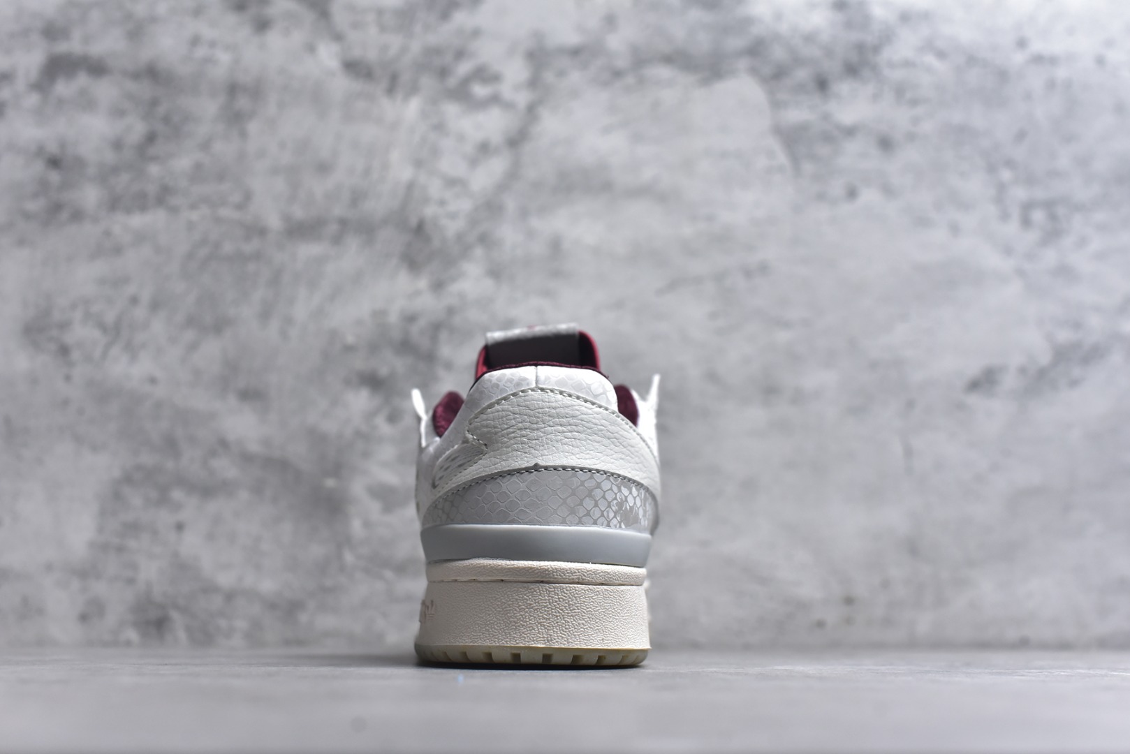 图片[5]-#AD Forum 84 Low 低帮百搭潮流休闲运动板鞋 JP9969 以复古篮球鞋的外形为基础 采用皮革拼接 简约百搭 更加贴合舒适 中底内侧网格造型起到点睛之笔 外底橡胶 更显复古 尺码：36 36.5 37.5 38 38.5 39 40 40.5 41 42 42.5 43 44 44.5 45-选品中心