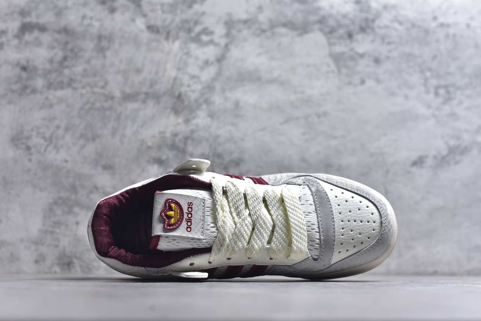 图片[4]-#AD Forum 84 Low 低帮百搭潮流休闲运动板鞋 JP9969 以复古篮球鞋的外形为基础 采用皮革拼接 简约百搭 更加贴合舒适 中底内侧网格造型起到点睛之笔 外底橡胶 更显复古 尺码：36 36.5 37.5 38 38.5 39 40 40.5 41 42 42.5 43 44 44.5 45-选品中心