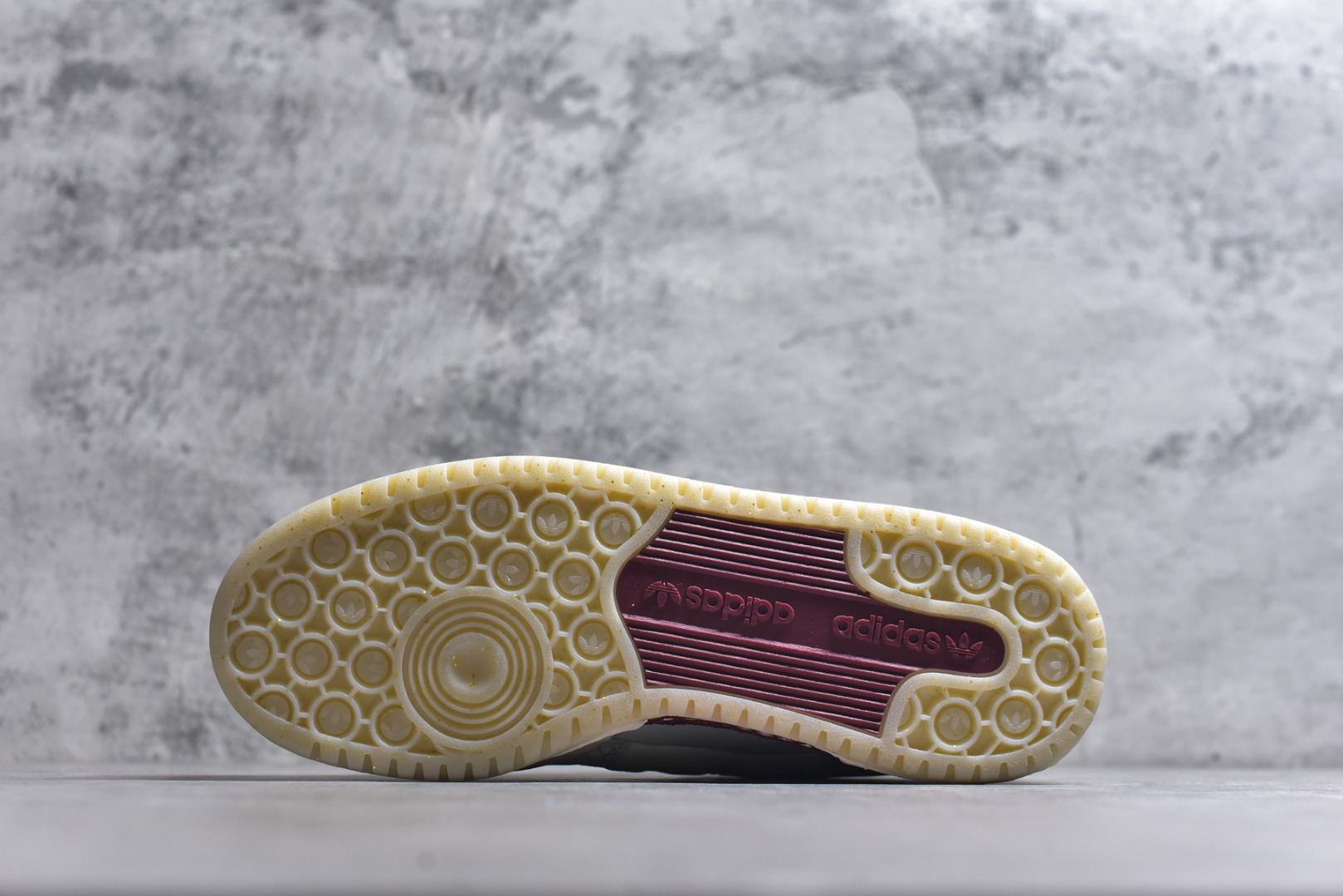 图片[6]-#AD Forum 84 Low 低帮百搭潮流休闲运动板鞋 JP9969 以复古篮球鞋的外形为基础 采用皮革拼接 简约百搭 更加贴合舒适 中底内侧网格造型起到点睛之笔 外底橡胶 更显复古 尺码：36 36.5 37.5 38 38.5 39 40 40.5 41 42 42.5 43 44 44.5 45-选品中心