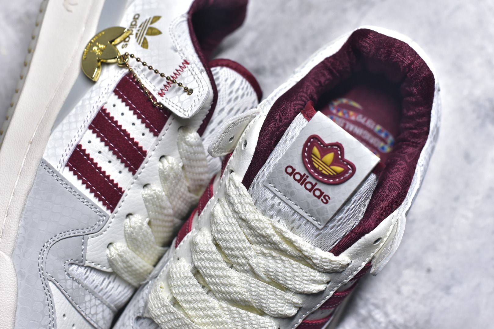 图片[9]-#AD Forum 84 Low 低帮百搭潮流休闲运动板鞋 JP9969 以复古篮球鞋的外形为基础 采用皮革拼接 简约百搭 更加贴合舒适 中底内侧网格造型起到点睛之笔 外底橡胶 更显复古 尺码：36 36.5 37.5 38 38.5 39 40 40.5 41 42 42.5 43 44 44.5 45-选品中心