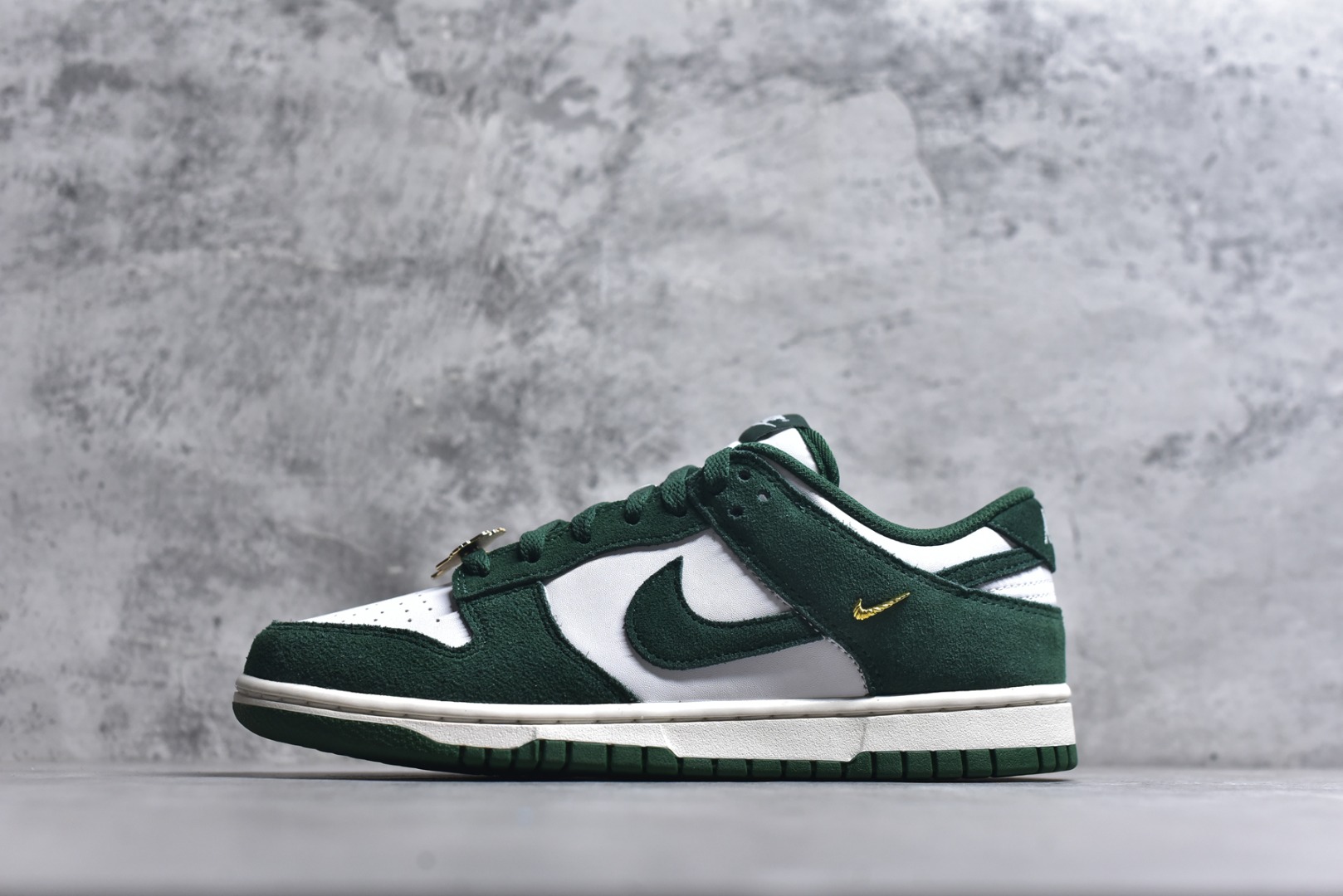 #DUNK 官方新版双勾 马年限定🔥金勾白绿 马上发财❗️马上有钱❗️ 纯原大厂出品 顶级版本👏 原装头层材料 独家版型蒸餾加工 帶來的是更好的视觉和脚感体验 大厂纯原品质出货 清洁度 电绣工艺 皮料切割干净无任何毛边 细节完美 货号：IB4417-100 尺码：36 36.5 37.5 38 38.5 39 40 40.5 41 42 42.5 43 44 44.5 45 46-选品中心