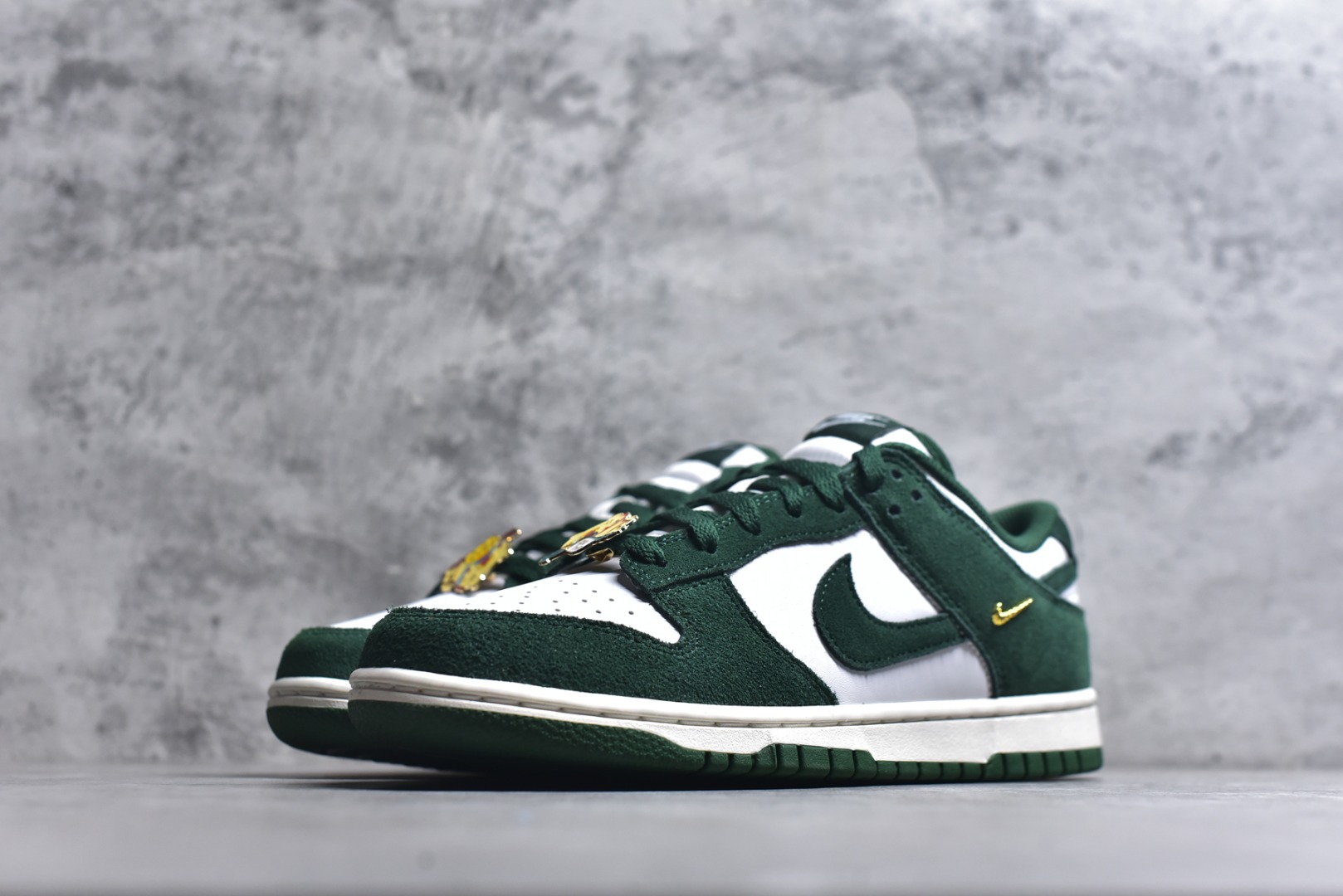 图片[2]-#DUNK 官方新版双勾 马年限定🔥金勾白绿 马上发财❗️马上有钱❗️ 纯原大厂出品 顶级版本👏 原装头层材料 独家版型蒸餾加工 帶來的是更好的视觉和脚感体验 大厂纯原品质出货 清洁度 电绣工艺 皮料切割干净无任何毛边 细节完美 货号：IB4417-100 尺码：36 36.5 37.5 38 38.5 39 40 40.5 41 42 42.5 43 44 44.5 45 46-选品中心