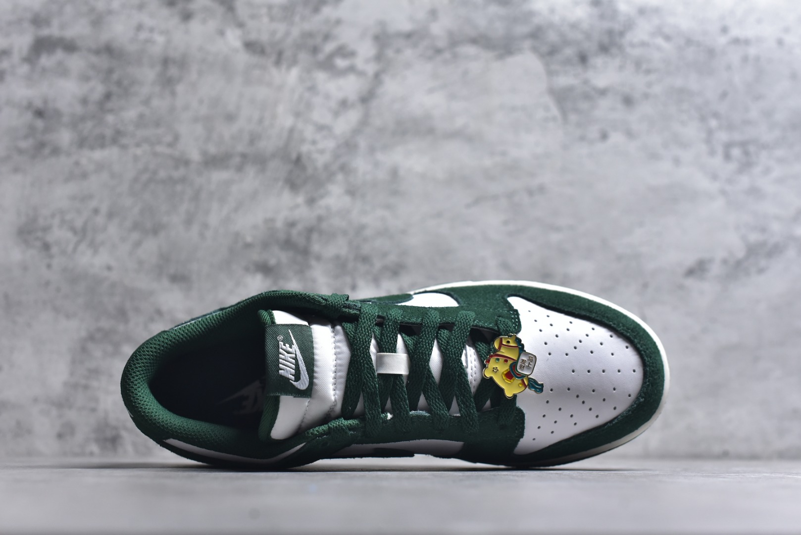 图片[4]-#DUNK 官方新版双勾 马年限定🔥金勾白绿 马上发财❗️马上有钱❗️ 纯原大厂出品 顶级版本👏 原装头层材料 独家版型蒸餾加工 帶來的是更好的视觉和脚感体验 大厂纯原品质出货 清洁度 电绣工艺 皮料切割干净无任何毛边 细节完美 货号：IB4417-100 尺码：36 36.5 37.5 38 38.5 39 40 40.5 41 42 42.5 43 44 44.5 45 46-选品中心