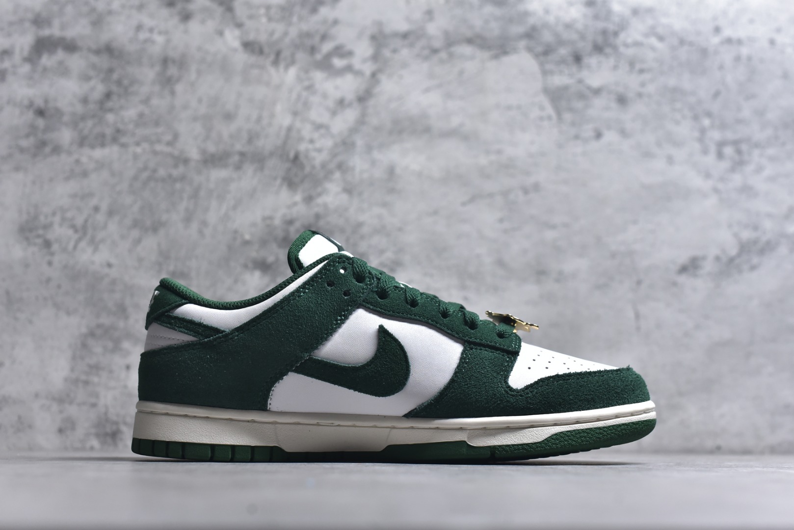 图片[3]-#DUNK 官方新版双勾 马年限定🔥金勾白绿 马上发财❗️马上有钱❗️ 纯原大厂出品 顶级版本👏 原装头层材料 独家版型蒸餾加工 帶來的是更好的视觉和脚感体验 大厂纯原品质出货 清洁度 电绣工艺 皮料切割干净无任何毛边 细节完美 货号：IB4417-100 尺码：36 36.5 37.5 38 38.5 39 40 40.5 41 42 42.5 43 44 44.5 45 46-选品中心