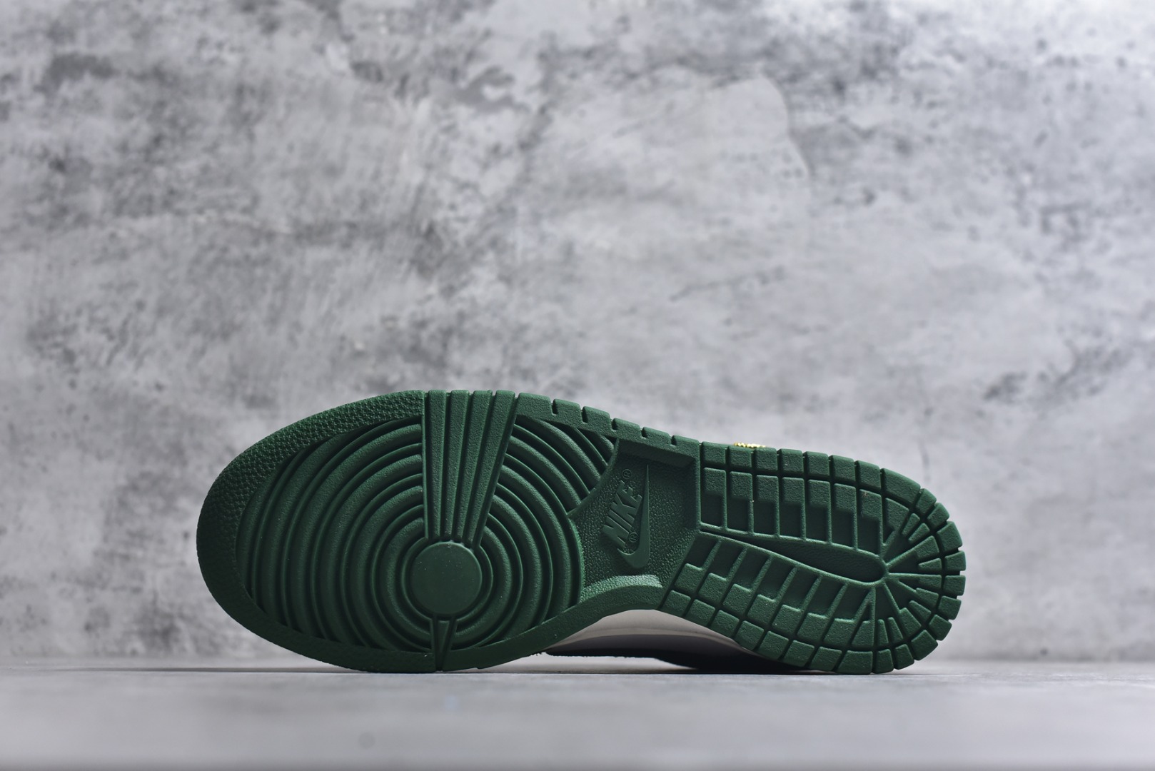 图片[6]-#DUNK 官方新版双勾 马年限定🔥金勾白绿 马上发财❗️马上有钱❗️ 纯原大厂出品 顶级版本👏 原装头层材料 独家版型蒸餾加工 帶來的是更好的视觉和脚感体验 大厂纯原品质出货 清洁度 电绣工艺 皮料切割干净无任何毛边 细节完美 货号：IB4417-100 尺码：36 36.5 37.5 38 38.5 39 40 40.5 41 42 42.5 43 44 44.5 45 46-选品中心