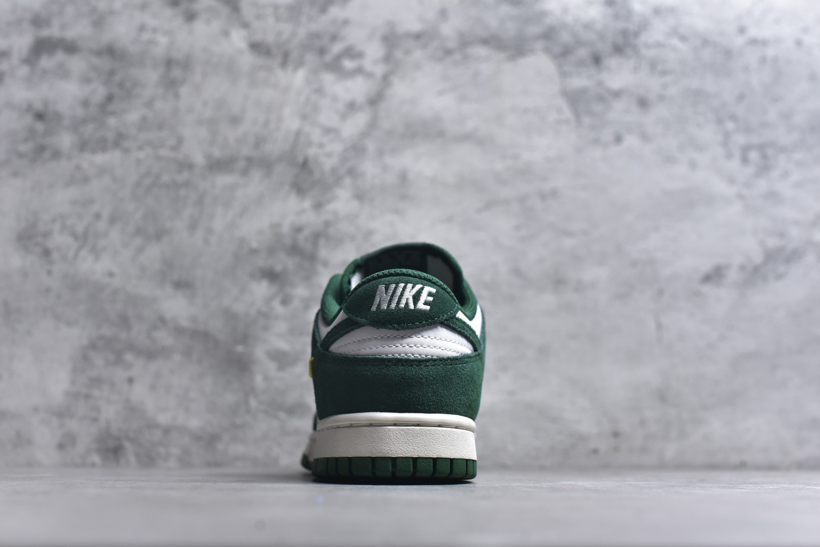 图片[5]-#DUNK 官方新版双勾 马年限定🔥金勾白绿 马上发财❗️马上有钱❗️ 纯原大厂出品 顶级版本👏 原装头层材料 独家版型蒸餾加工 帶來的是更好的视觉和脚感体验 大厂纯原品质出货 清洁度 电绣工艺 皮料切割干净无任何毛边 细节完美 货号：IB4417-100 尺码：36 36.5 37.5 38 38.5 39 40 40.5 41 42 42.5 43 44 44.5 45 46-选品中心