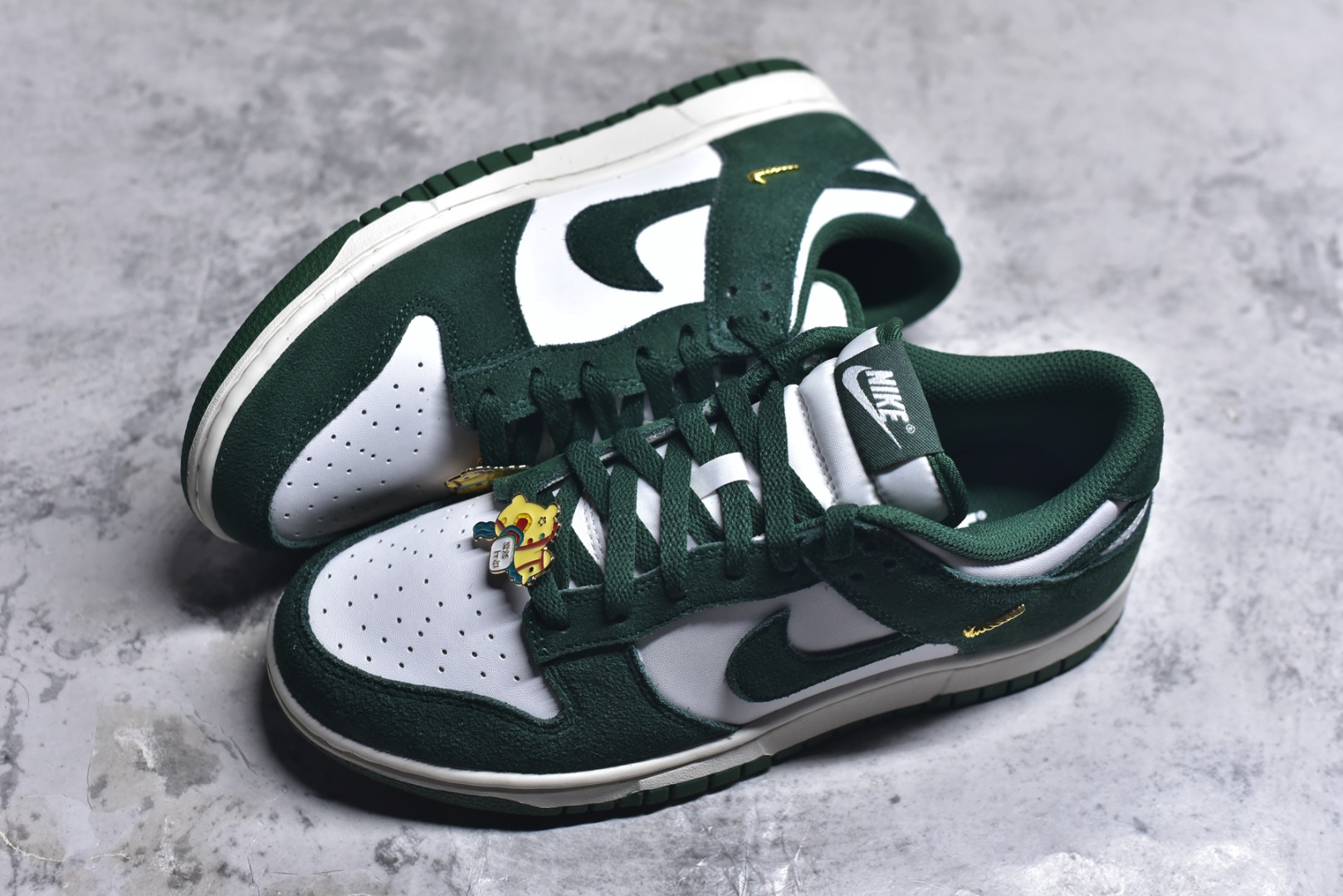 图片[7]-#DUNK 官方新版双勾 马年限定🔥金勾白绿 马上发财❗️马上有钱❗️ 纯原大厂出品 顶级版本👏 原装头层材料 独家版型蒸餾加工 帶來的是更好的视觉和脚感体验 大厂纯原品质出货 清洁度 电绣工艺 皮料切割干净无任何毛边 细节完美 货号：IB4417-100 尺码：36 36.5 37.5 38 38.5 39 40 40.5 41 42 42.5 43 44 44.5 45 46-选品中心