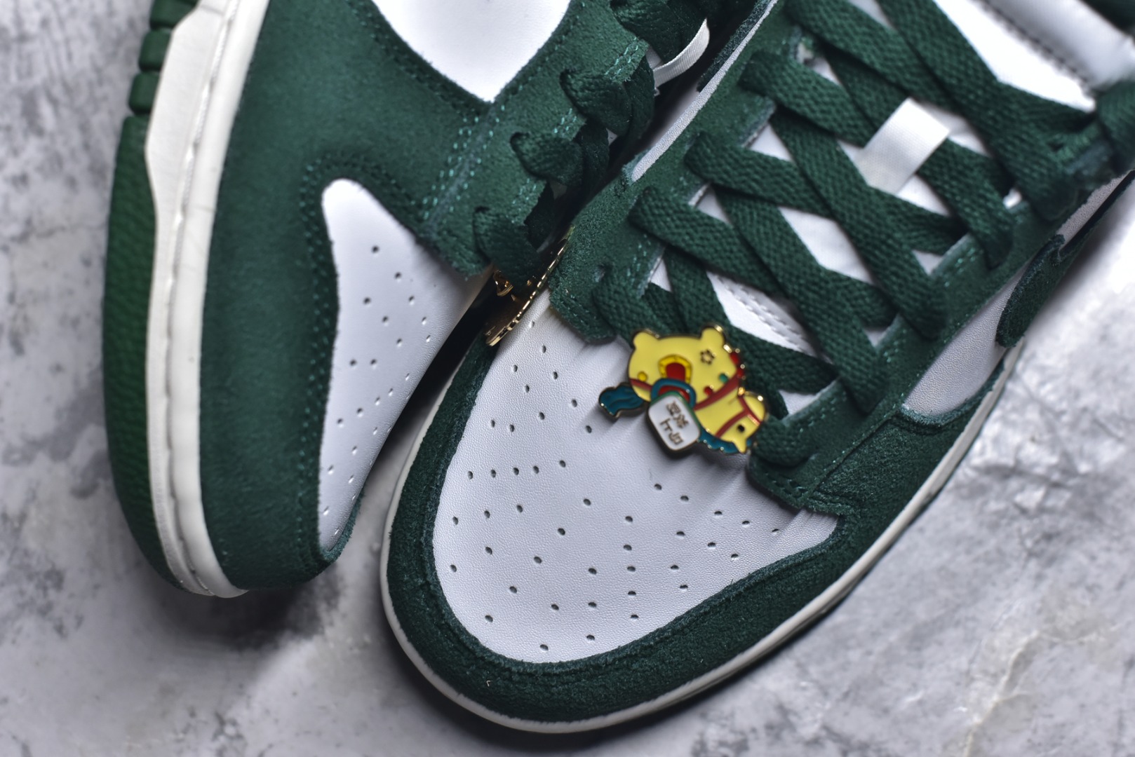 图片[8]-#DUNK 官方新版双勾 马年限定🔥金勾白绿 马上发财❗️马上有钱❗️ 纯原大厂出品 顶级版本👏 原装头层材料 独家版型蒸餾加工 帶來的是更好的视觉和脚感体验 大厂纯原品质出货 清洁度 电绣工艺 皮料切割干净无任何毛边 细节完美 货号：IB4417-100 尺码：36 36.5 37.5 38 38.5 39 40 40.5 41 42 42.5 43 44 44.5 45 46-选品中心