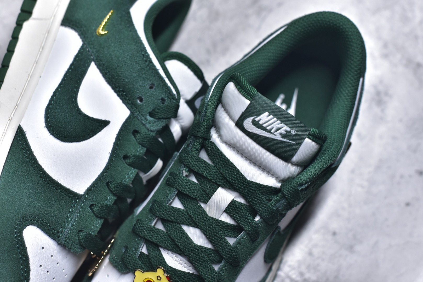 图片[9]-#DUNK 官方新版双勾 马年限定🔥金勾白绿 马上发财❗️马上有钱❗️ 纯原大厂出品 顶级版本👏 原装头层材料 独家版型蒸餾加工 帶來的是更好的视觉和脚感体验 大厂纯原品质出货 清洁度 电绣工艺 皮料切割干净无任何毛边 细节完美 货号：IB4417-100 尺码：36 36.5 37.5 38 38.5 39 40 40.5 41 42 42.5 43 44 44.5 45 46-选品中心
