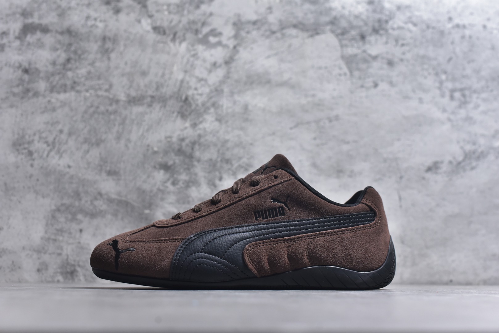 #Puma Speedcat OG Sparco 彪马罗马阿莫尔系列 复古运动休闲赛车跑鞋 棕黑 406329-82 市场第一梯队品质 版型 细节 烫金走线 完全碾压市场任意版本 欢迎对比🆚 工厂耗时3个月开发 原装档案原数据纸版楦型 采用固色翻毛皮鞋面材质(正确二次成型\'猛帮\'成型工艺🆚区别市面版本!!) 外置原数据开发轻量耐磨橡胶大底💪🏻 全球知名运动品牌PUMA宝马赛车系列 融合了宝马车队的标志性配色 以趣味十足又前卫复古的设计引领潮流 将赛道精神融入街头时尚 开启前卫竞速之旅 主打前卫复古风 Roma鞋款的鞋侧以复古的流线造型 缀以宝马经典Logo 巧妙吸睛 而Speedcat鞋款以亮眼三色条纹元素缀以舒适鞋面 赋予了独特的个性美学 演绎赛车的无尽能量 货号：406329-82 尺码：36-45-选品中心