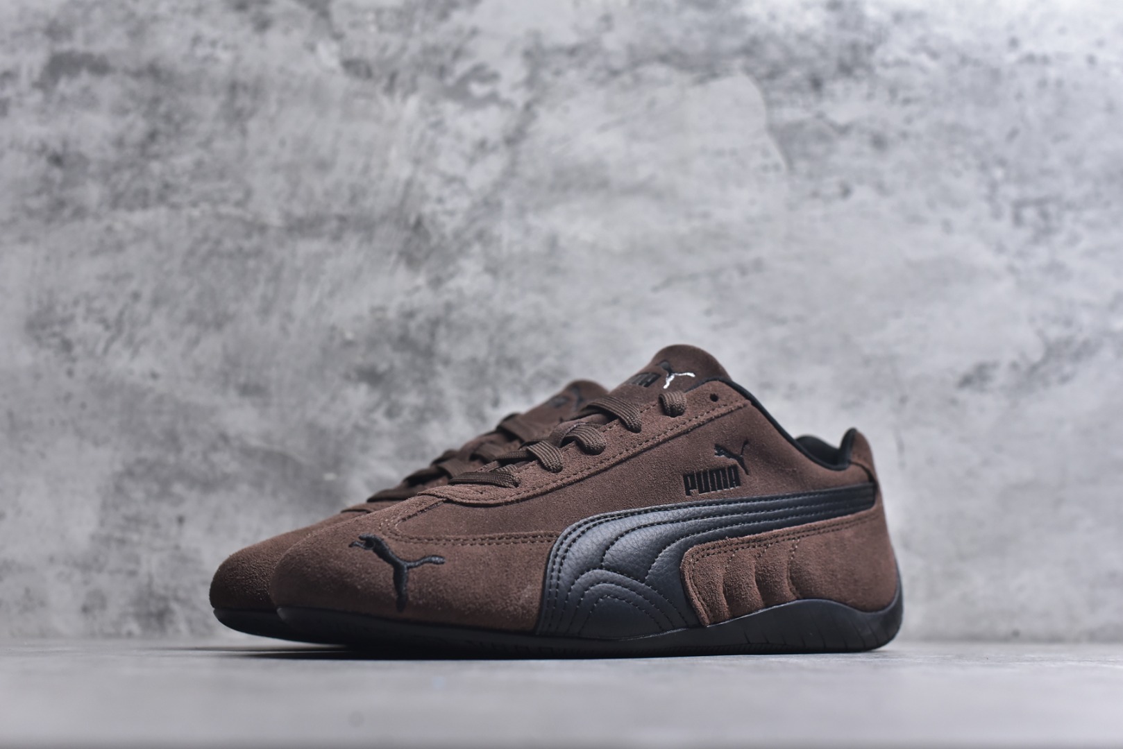 图片[2]-#Puma Speedcat OG Sparco 彪马罗马阿莫尔系列 复古运动休闲赛车跑鞋 棕黑 406329-82 市场第一梯队品质 版型 细节 烫金走线 完全碾压市场任意版本 欢迎对比🆚 工厂耗时3个月开发 原装档案原数据纸版楦型 采用固色翻毛皮鞋面材质(正确二次成型\’猛帮\’成型工艺🆚区别市面版本!!) 外置原数据开发轻量耐磨橡胶大底💪🏻 全球知名运动品牌PUMA宝马赛车系列 融合了宝马车队的标志性配色 以趣味十足又前卫复古的设计引领潮流 将赛道精神融入街头时尚 开启前卫竞速之旅 主打前卫复古风 Roma鞋款的鞋侧以复古的流线造型 缀以宝马经典Logo 巧妙吸睛 而Speedcat鞋款以亮眼三色条纹元素缀以舒适鞋面 赋予了独特的个性美学 演绎赛车的无尽能量 货号：406329-82 尺码：36-45-选品中心