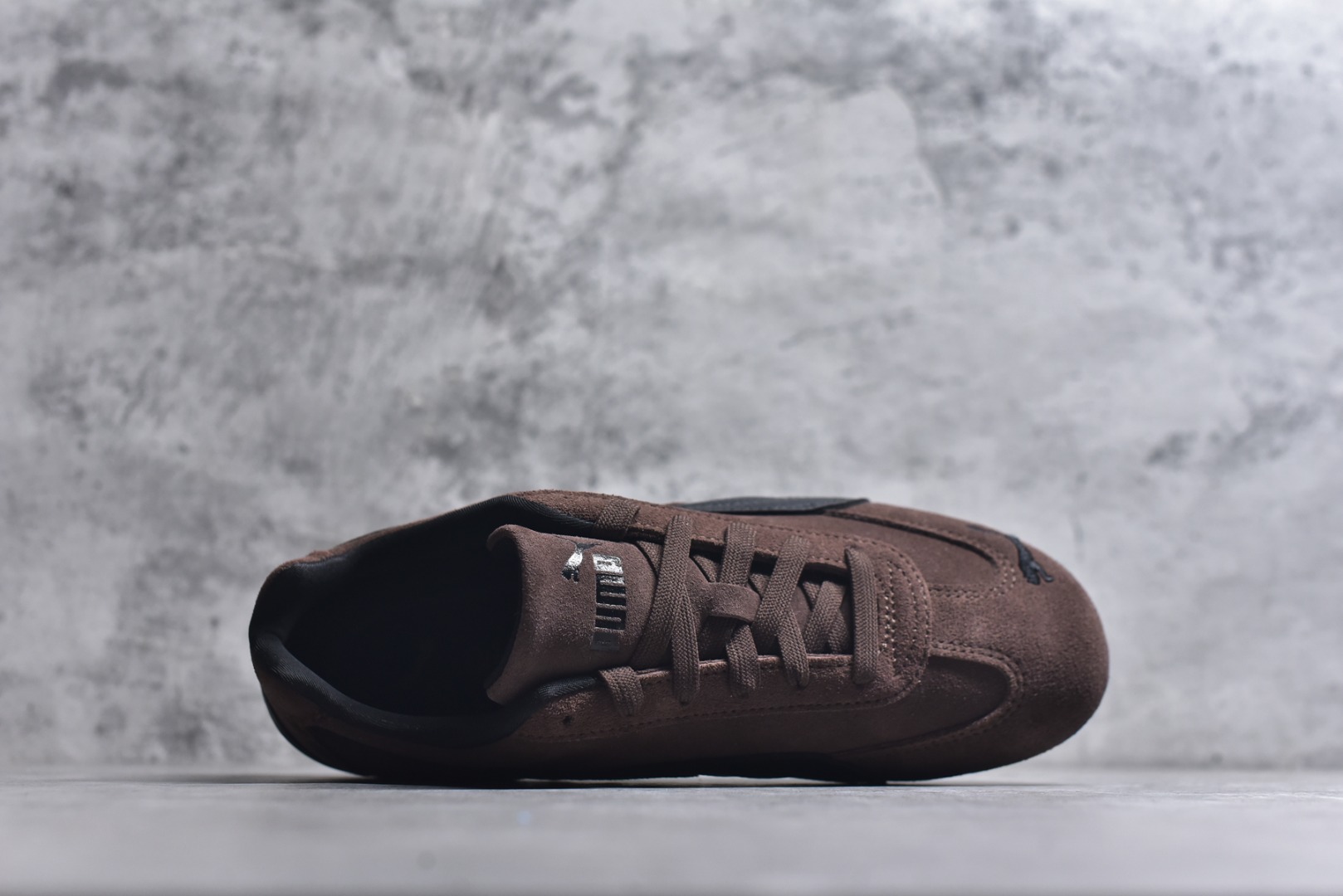 图片[4]-#Puma Speedcat OG Sparco 彪马罗马阿莫尔系列 复古运动休闲赛车跑鞋 棕黑 406329-82 市场第一梯队品质 版型 细节 烫金走线 完全碾压市场任意版本 欢迎对比🆚 工厂耗时3个月开发 原装档案原数据纸版楦型 采用固色翻毛皮鞋面材质(正确二次成型\’猛帮\’成型工艺🆚区别市面版本!!) 外置原数据开发轻量耐磨橡胶大底💪🏻 全球知名运动品牌PUMA宝马赛车系列 融合了宝马车队的标志性配色 以趣味十足又前卫复古的设计引领潮流 将赛道精神融入街头时尚 开启前卫竞速之旅 主打前卫复古风 Roma鞋款的鞋侧以复古的流线造型 缀以宝马经典Logo 巧妙吸睛 而Speedcat鞋款以亮眼三色条纹元素缀以舒适鞋面 赋予了独特的个性美学 演绎赛车的无尽能量 货号：406329-82 尺码：36-45-选品中心