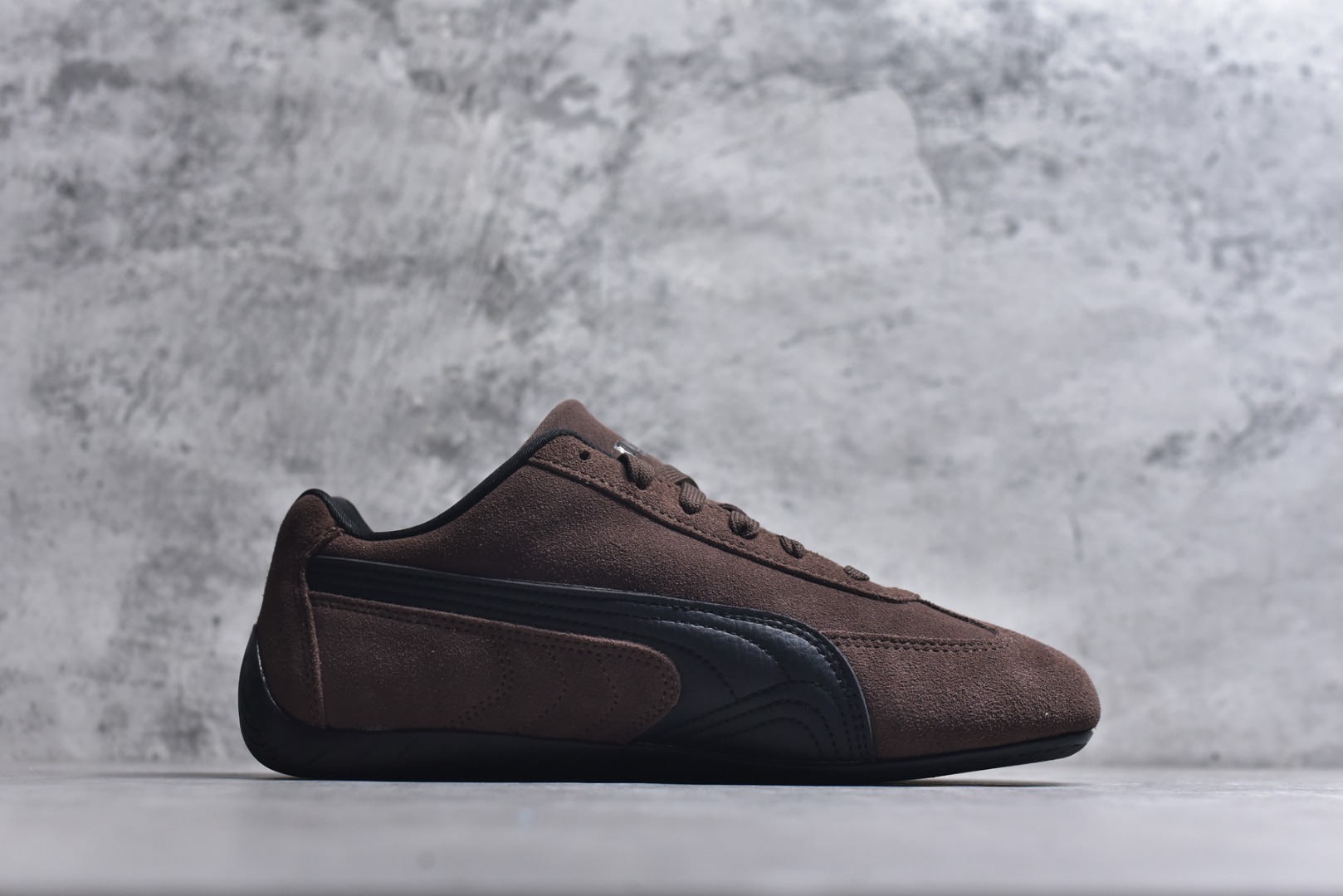 图片[3]-#Puma Speedcat OG Sparco 彪马罗马阿莫尔系列 复古运动休闲赛车跑鞋 棕黑 406329-82 市场第一梯队品质 版型 细节 烫金走线 完全碾压市场任意版本 欢迎对比🆚 工厂耗时3个月开发 原装档案原数据纸版楦型 采用固色翻毛皮鞋面材质(正确二次成型\’猛帮\’成型工艺🆚区别市面版本!!) 外置原数据开发轻量耐磨橡胶大底💪🏻 全球知名运动品牌PUMA宝马赛车系列 融合了宝马车队的标志性配色 以趣味十足又前卫复古的设计引领潮流 将赛道精神融入街头时尚 开启前卫竞速之旅 主打前卫复古风 Roma鞋款的鞋侧以复古的流线造型 缀以宝马经典Logo 巧妙吸睛 而Speedcat鞋款以亮眼三色条纹元素缀以舒适鞋面 赋予了独特的个性美学 演绎赛车的无尽能量 货号：406329-82 尺码：36-45-选品中心