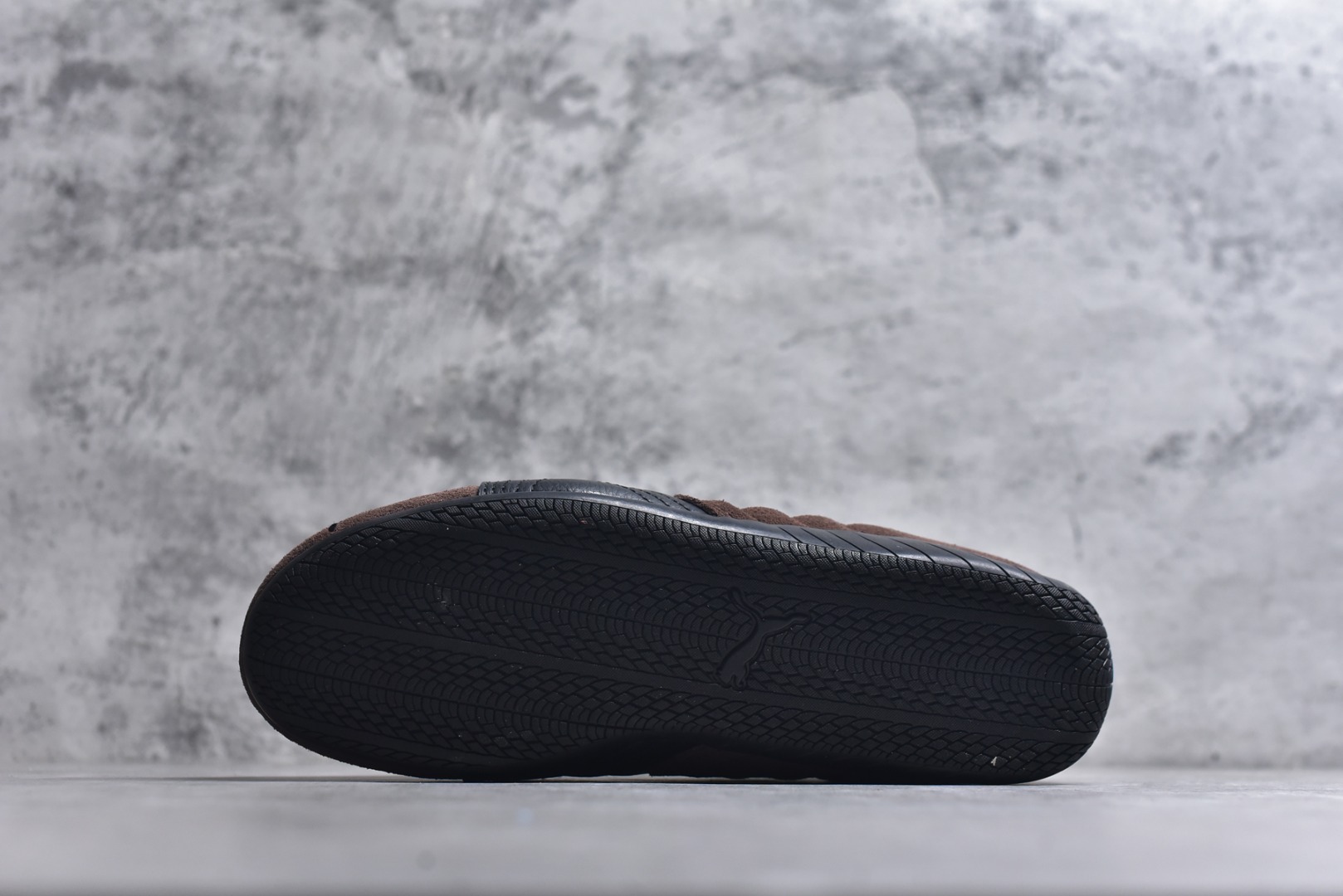 图片[6]-#Puma Speedcat OG Sparco 彪马罗马阿莫尔系列 复古运动休闲赛车跑鞋 棕黑 406329-82 市场第一梯队品质 版型 细节 烫金走线 完全碾压市场任意版本 欢迎对比🆚 工厂耗时3个月开发 原装档案原数据纸版楦型 采用固色翻毛皮鞋面材质(正确二次成型\’猛帮\’成型工艺🆚区别市面版本!!) 外置原数据开发轻量耐磨橡胶大底💪🏻 全球知名运动品牌PUMA宝马赛车系列 融合了宝马车队的标志性配色 以趣味十足又前卫复古的设计引领潮流 将赛道精神融入街头时尚 开启前卫竞速之旅 主打前卫复古风 Roma鞋款的鞋侧以复古的流线造型 缀以宝马经典Logo 巧妙吸睛 而Speedcat鞋款以亮眼三色条纹元素缀以舒适鞋面 赋予了独特的个性美学 演绎赛车的无尽能量 货号：406329-82 尺码：36-45-选品中心