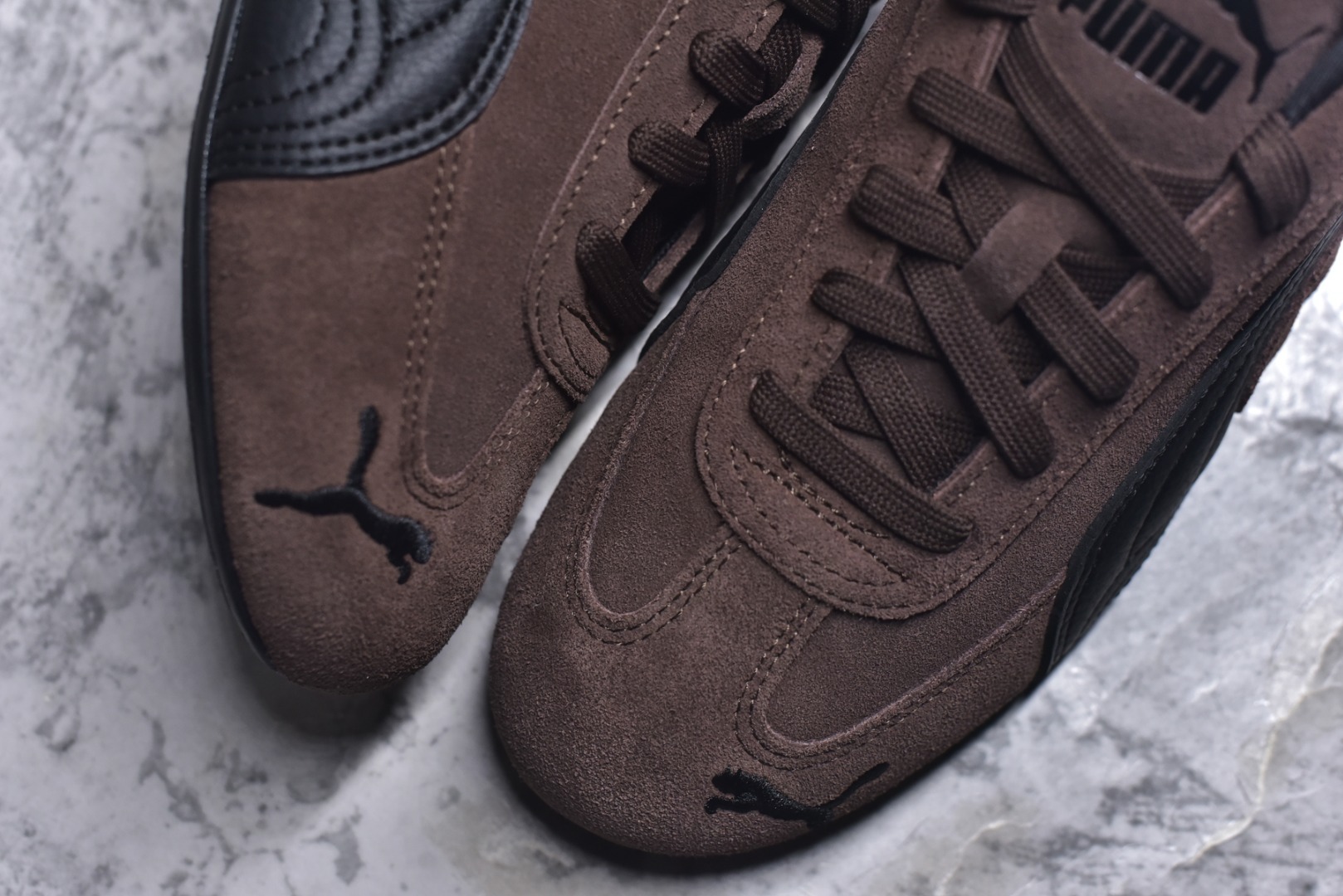 图片[8]-#Puma Speedcat OG Sparco 彪马罗马阿莫尔系列 复古运动休闲赛车跑鞋 棕黑 406329-82 市场第一梯队品质 版型 细节 烫金走线 完全碾压市场任意版本 欢迎对比🆚 工厂耗时3个月开发 原装档案原数据纸版楦型 采用固色翻毛皮鞋面材质(正确二次成型\’猛帮\’成型工艺🆚区别市面版本!!) 外置原数据开发轻量耐磨橡胶大底💪🏻 全球知名运动品牌PUMA宝马赛车系列 融合了宝马车队的标志性配色 以趣味十足又前卫复古的设计引领潮流 将赛道精神融入街头时尚 开启前卫竞速之旅 主打前卫复古风 Roma鞋款的鞋侧以复古的流线造型 缀以宝马经典Logo 巧妙吸睛 而Speedcat鞋款以亮眼三色条纹元素缀以舒适鞋面 赋予了独特的个性美学 演绎赛车的无尽能量 货号：406329-82 尺码：36-45-选品中心