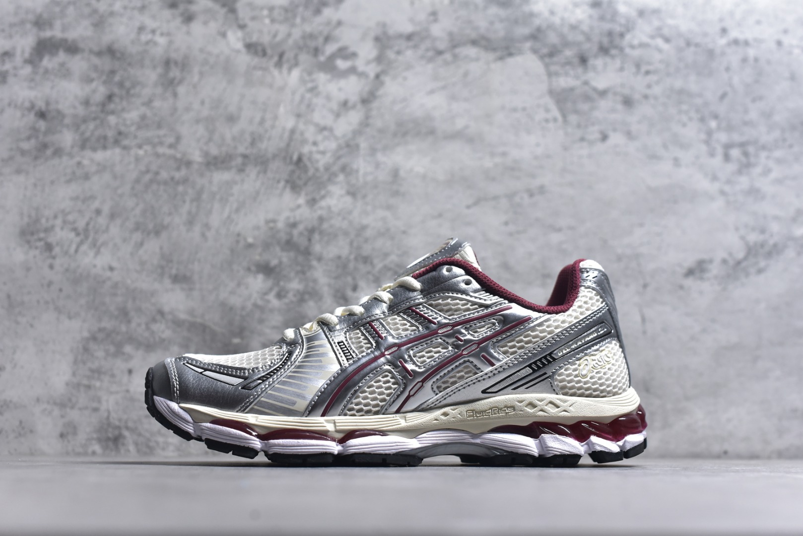 #亚瑟士 KITH x Asics Gel-Kayano 12.1 “Light Sage”运动舒适防滑透气 低帮跑步鞋 厚底增高老爹鞋 该款ASICS Kayano 12.1 x KITH联名款鞋面采用混合版本，集成了Kayano 12的鞋面和GelNimbus 17的缓震系统，鞋盒配有ASICS和KITH的标志，鞋带颜色多样，鞋底为黑色橡胶，鞋面设计有皮革元素，整体外观时尚精致，与早期运动鞋相比，该款更具特色。￼个人觉得今年 Asics 的鞋王就是它了。低饱和度的湖水绿自带高级感。米白色的做旧中底 复古氛围感十足 #晒晒你的百搭秋冬通勤鞋 #跑鞋刮起复古风 #复古赛道一双踏入#新复古回潮#双11到手不剁手 #双11装备秒到手 #鞋王争霸赛 #点缀我的秋季穿搭#潮流入秋攻略 #秋日少年感穿搭 #潮流尖子生#我最百搭的单品#硬控我的百搭好鞋#更新我的秋日鞋柜#穿这双鞋子走进秋天 货号： 1203A759-102 尺码：36-47-选品中心