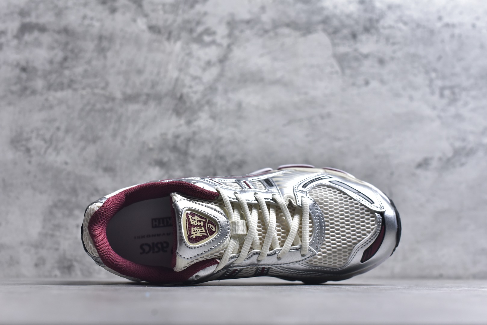 图片[4]-#亚瑟士 KITH x Asics Gel-Kayano 12.1 “Light Sage”运动舒适防滑透气 低帮跑步鞋 厚底增高老爹鞋 该款ASICS Kayano 12.1 x KITH联名款鞋面采用混合版本，集成了Kayano 12的鞋面和GelNimbus 17的缓震系统，鞋盒配有ASICS和KITH的标志，鞋带颜色多样，鞋底为黑色橡胶，鞋面设计有皮革元素，整体外观时尚精致，与早期运动鞋相比，该款更具特色。￼个人觉得今年 Asics 的鞋王就是它了。低饱和度的湖水绿自带高级感。米白色的做旧中底 复古氛围感十足 #晒晒你的百搭秋冬通勤鞋 #跑鞋刮起复古风 #复古赛道一双踏入#新复古回潮#双11到手不剁手 #双11装备秒到手 #鞋王争霸赛 #点缀我的秋季穿搭#潮流入秋攻略 #秋日少年感穿搭 #潮流尖子生#我最百搭的单品#硬控我的百搭好鞋#更新我的秋日鞋柜#穿这双鞋子走进秋天 货号： 1203A759-102 尺码：36-47-选品中心