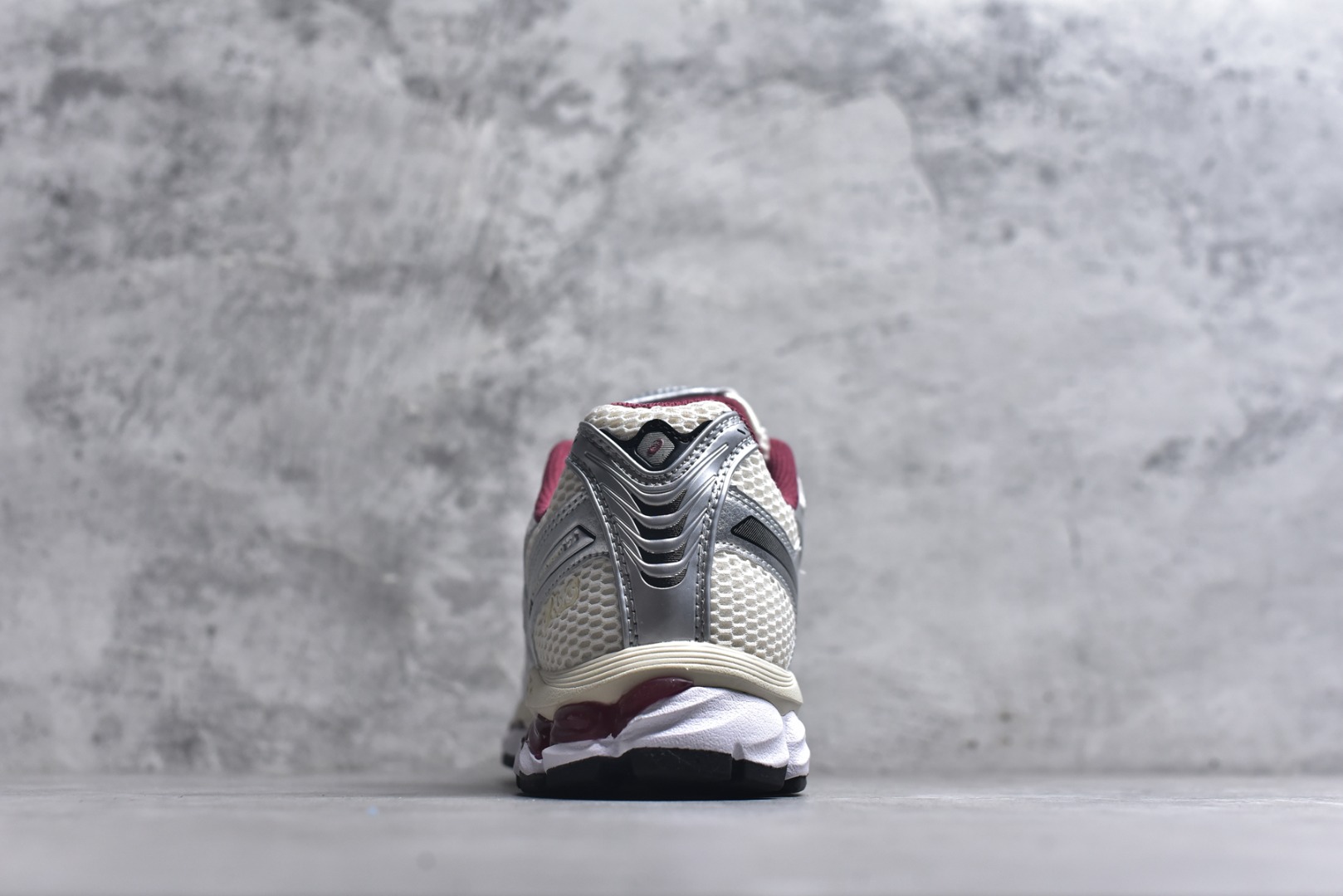 图片[5]-#亚瑟士 KITH x Asics Gel-Kayano 12.1 “Light Sage”运动舒适防滑透气 低帮跑步鞋 厚底增高老爹鞋 该款ASICS Kayano 12.1 x KITH联名款鞋面采用混合版本，集成了Kayano 12的鞋面和GelNimbus 17的缓震系统，鞋盒配有ASICS和KITH的标志，鞋带颜色多样，鞋底为黑色橡胶，鞋面设计有皮革元素，整体外观时尚精致，与早期运动鞋相比，该款更具特色。￼个人觉得今年 Asics 的鞋王就是它了。低饱和度的湖水绿自带高级感。米白色的做旧中底 复古氛围感十足 #晒晒你的百搭秋冬通勤鞋 #跑鞋刮起复古风 #复古赛道一双踏入#新复古回潮#双11到手不剁手 #双11装备秒到手 #鞋王争霸赛 #点缀我的秋季穿搭#潮流入秋攻略 #秋日少年感穿搭 #潮流尖子生#我最百搭的单品#硬控我的百搭好鞋#更新我的秋日鞋柜#穿这双鞋子走进秋天 货号： 1203A759-102 尺码：36-47-选品中心