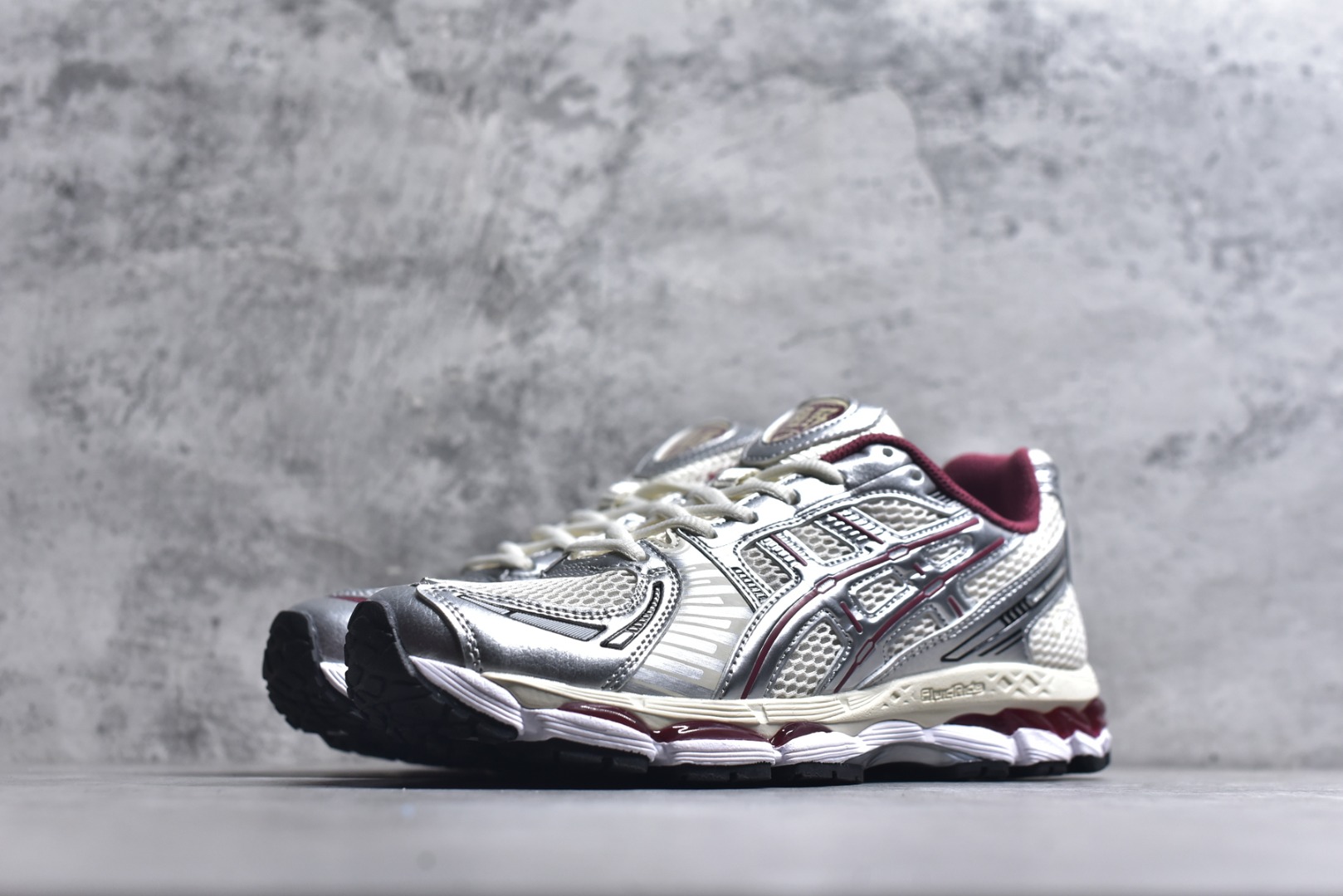 图片[2]-#亚瑟士 KITH x Asics Gel-Kayano 12.1 “Light Sage”运动舒适防滑透气 低帮跑步鞋 厚底增高老爹鞋 该款ASICS Kayano 12.1 x KITH联名款鞋面采用混合版本，集成了Kayano 12的鞋面和GelNimbus 17的缓震系统，鞋盒配有ASICS和KITH的标志，鞋带颜色多样，鞋底为黑色橡胶，鞋面设计有皮革元素，整体外观时尚精致，与早期运动鞋相比，该款更具特色。￼个人觉得今年 Asics 的鞋王就是它了。低饱和度的湖水绿自带高级感。米白色的做旧中底 复古氛围感十足 #晒晒你的百搭秋冬通勤鞋 #跑鞋刮起复古风 #复古赛道一双踏入#新复古回潮#双11到手不剁手 #双11装备秒到手 #鞋王争霸赛 #点缀我的秋季穿搭#潮流入秋攻略 #秋日少年感穿搭 #潮流尖子生#我最百搭的单品#硬控我的百搭好鞋#更新我的秋日鞋柜#穿这双鞋子走进秋天 货号： 1203A759-102 尺码：36-47-选品中心