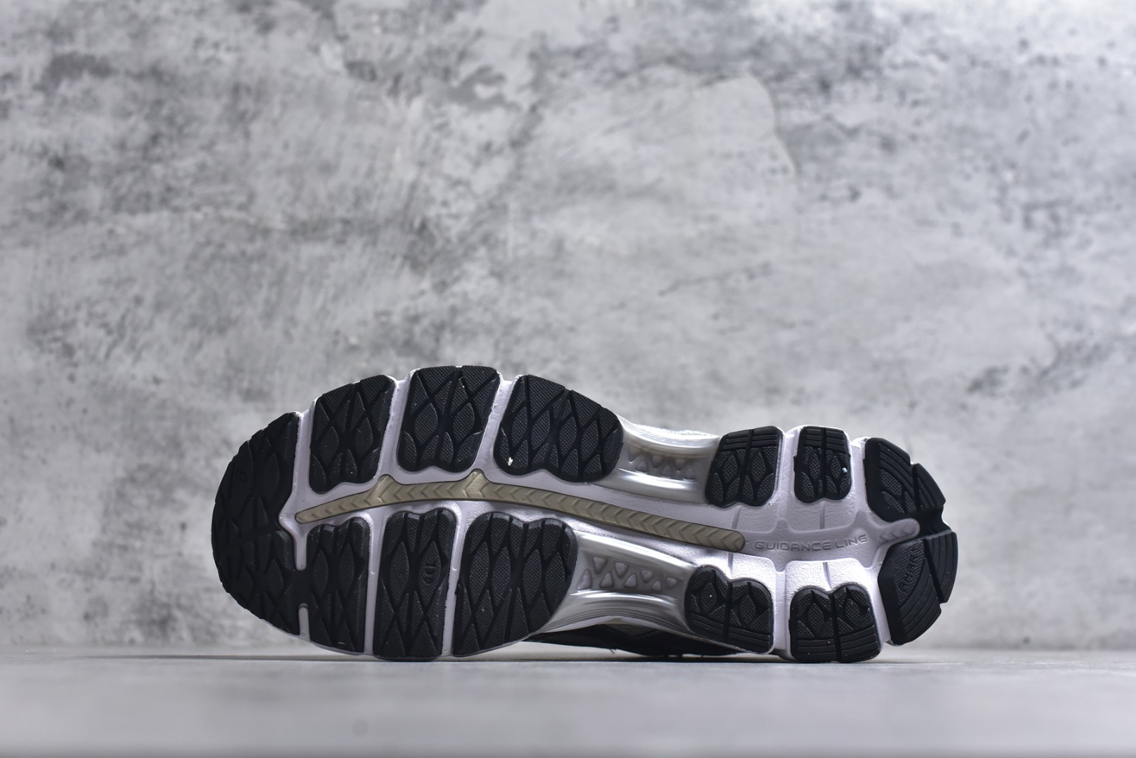 图片[6]-#亚瑟士 KITH x Asics Gel-Kayano 12.1 “Light Sage”运动舒适防滑透气 低帮跑步鞋 厚底增高老爹鞋 该款ASICS Kayano 12.1 x KITH联名款鞋面采用混合版本，集成了Kayano 12的鞋面和GelNimbus 17的缓震系统，鞋盒配有ASICS和KITH的标志，鞋带颜色多样，鞋底为黑色橡胶，鞋面设计有皮革元素，整体外观时尚精致，与早期运动鞋相比，该款更具特色。￼个人觉得今年 Asics 的鞋王就是它了。低饱和度的湖水绿自带高级感。米白色的做旧中底 复古氛围感十足 #晒晒你的百搭秋冬通勤鞋 #跑鞋刮起复古风 #复古赛道一双踏入#新复古回潮#双11到手不剁手 #双11装备秒到手 #鞋王争霸赛 #点缀我的秋季穿搭#潮流入秋攻略 #秋日少年感穿搭 #潮流尖子生#我最百搭的单品#硬控我的百搭好鞋#更新我的秋日鞋柜#穿这双鞋子走进秋天 货号： 1203A759-102 尺码：36-47-选品中心