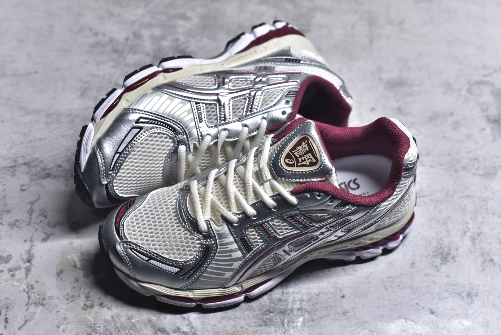 图片[7]-#亚瑟士 KITH x Asics Gel-Kayano 12.1 “Light Sage”运动舒适防滑透气 低帮跑步鞋 厚底增高老爹鞋 该款ASICS Kayano 12.1 x KITH联名款鞋面采用混合版本，集成了Kayano 12的鞋面和GelNimbus 17的缓震系统，鞋盒配有ASICS和KITH的标志，鞋带颜色多样，鞋底为黑色橡胶，鞋面设计有皮革元素，整体外观时尚精致，与早期运动鞋相比，该款更具特色。￼个人觉得今年 Asics 的鞋王就是它了。低饱和度的湖水绿自带高级感。米白色的做旧中底 复古氛围感十足 #晒晒你的百搭秋冬通勤鞋 #跑鞋刮起复古风 #复古赛道一双踏入#新复古回潮#双11到手不剁手 #双11装备秒到手 #鞋王争霸赛 #点缀我的秋季穿搭#潮流入秋攻略 #秋日少年感穿搭 #潮流尖子生#我最百搭的单品#硬控我的百搭好鞋#更新我的秋日鞋柜#穿这双鞋子走进秋天 货号： 1203A759-102 尺码：36-47-选品中心