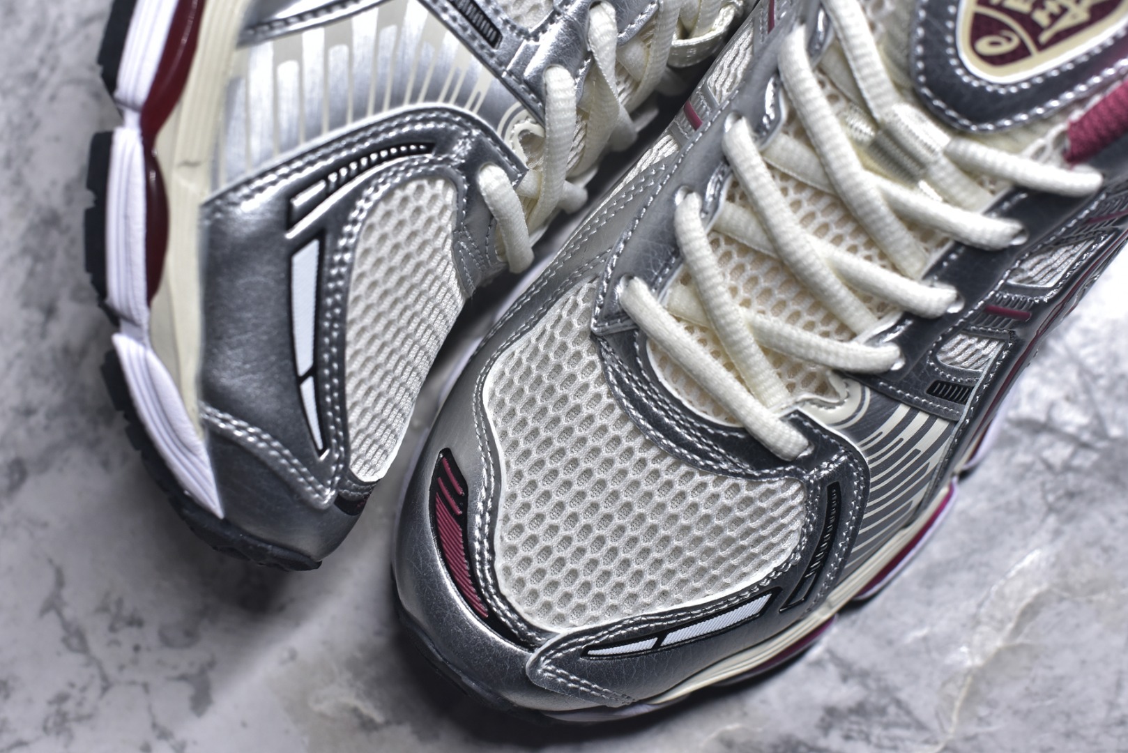 图片[8]-#亚瑟士 KITH x Asics Gel-Kayano 12.1 “Light Sage”运动舒适防滑透气 低帮跑步鞋 厚底增高老爹鞋 该款ASICS Kayano 12.1 x KITH联名款鞋面采用混合版本，集成了Kayano 12的鞋面和GelNimbus 17的缓震系统，鞋盒配有ASICS和KITH的标志，鞋带颜色多样，鞋底为黑色橡胶，鞋面设计有皮革元素，整体外观时尚精致，与早期运动鞋相比，该款更具特色。￼个人觉得今年 Asics 的鞋王就是它了。低饱和度的湖水绿自带高级感。米白色的做旧中底 复古氛围感十足 #晒晒你的百搭秋冬通勤鞋 #跑鞋刮起复古风 #复古赛道一双踏入#新复古回潮#双11到手不剁手 #双11装备秒到手 #鞋王争霸赛 #点缀我的秋季穿搭#潮流入秋攻略 #秋日少年感穿搭 #潮流尖子生#我最百搭的单品#硬控我的百搭好鞋#更新我的秋日鞋柜#穿这双鞋子走进秋天 货号： 1203A759-102 尺码：36-47-选品中心