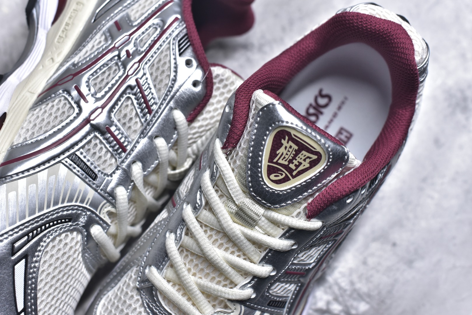 图片[9]-#亚瑟士 KITH x Asics Gel-Kayano 12.1 “Light Sage”运动舒适防滑透气 低帮跑步鞋 厚底增高老爹鞋 该款ASICS Kayano 12.1 x KITH联名款鞋面采用混合版本，集成了Kayano 12的鞋面和GelNimbus 17的缓震系统，鞋盒配有ASICS和KITH的标志，鞋带颜色多样，鞋底为黑色橡胶，鞋面设计有皮革元素，整体外观时尚精致，与早期运动鞋相比，该款更具特色。￼个人觉得今年 Asics 的鞋王就是它了。低饱和度的湖水绿自带高级感。米白色的做旧中底 复古氛围感十足 #晒晒你的百搭秋冬通勤鞋 #跑鞋刮起复古风 #复古赛道一双踏入#新复古回潮#双11到手不剁手 #双11装备秒到手 #鞋王争霸赛 #点缀我的秋季穿搭#潮流入秋攻略 #秋日少年感穿搭 #潮流尖子生#我最百搭的单品#硬控我的百搭好鞋#更新我的秋日鞋柜#穿这双鞋子走进秋天 货号： 1203A759-102 尺码：36-47-选品中心